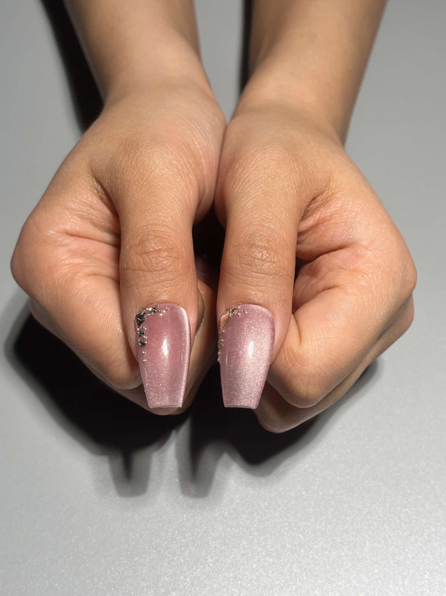 Z009 Pembe Kedi Gözü Kelebek Taşlı Takma Tırnak
