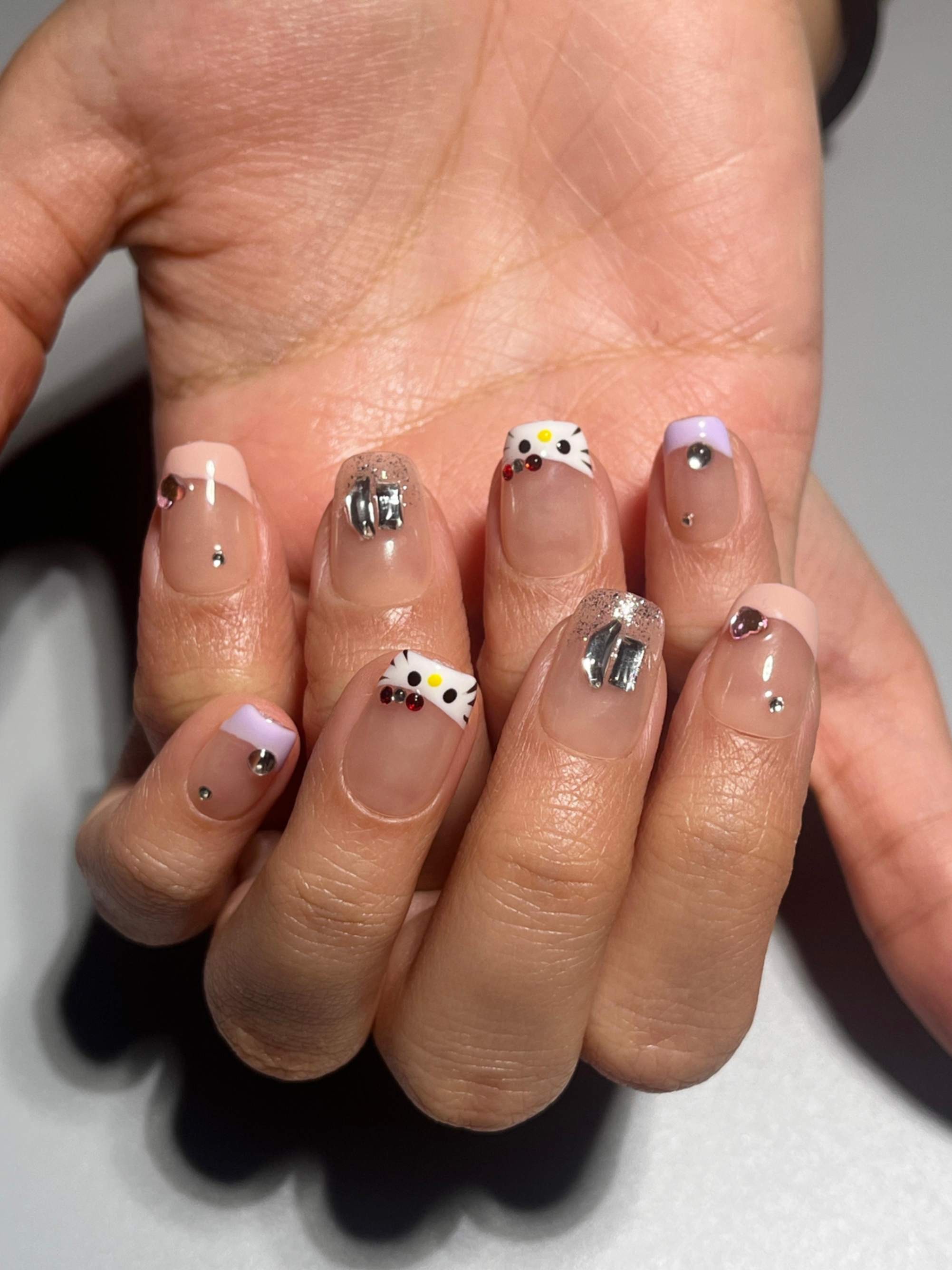108 Hello Kitty Renkli French Taş Takma Tırnak