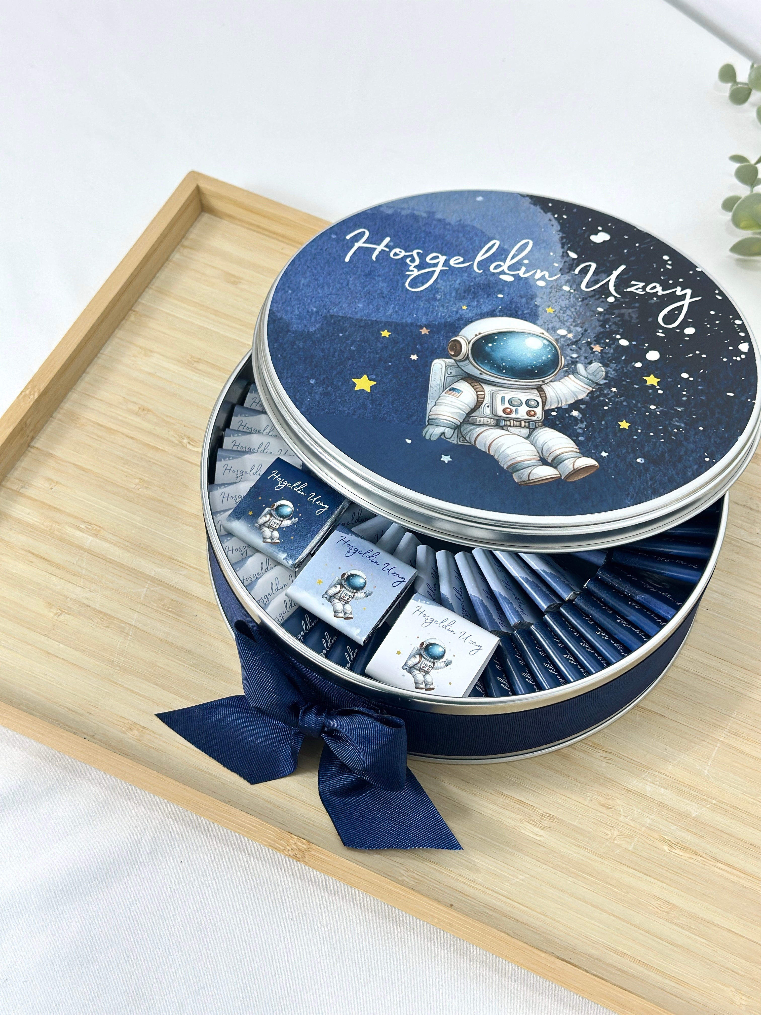 Yuvarlak Metal Kutuda Bebek Çikolatası