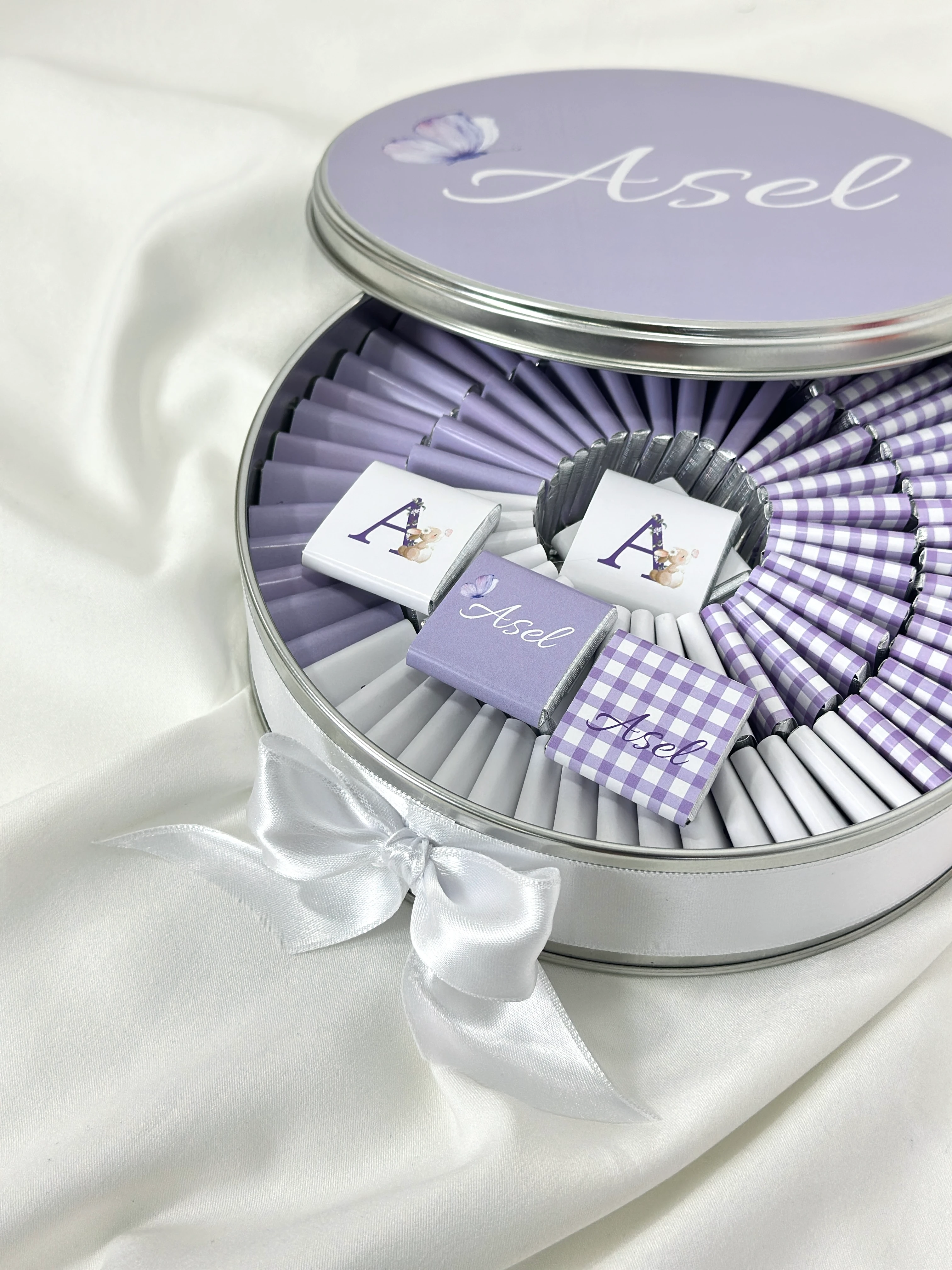 Yuvarlak Metal Kutuda Bebek Çikolatası