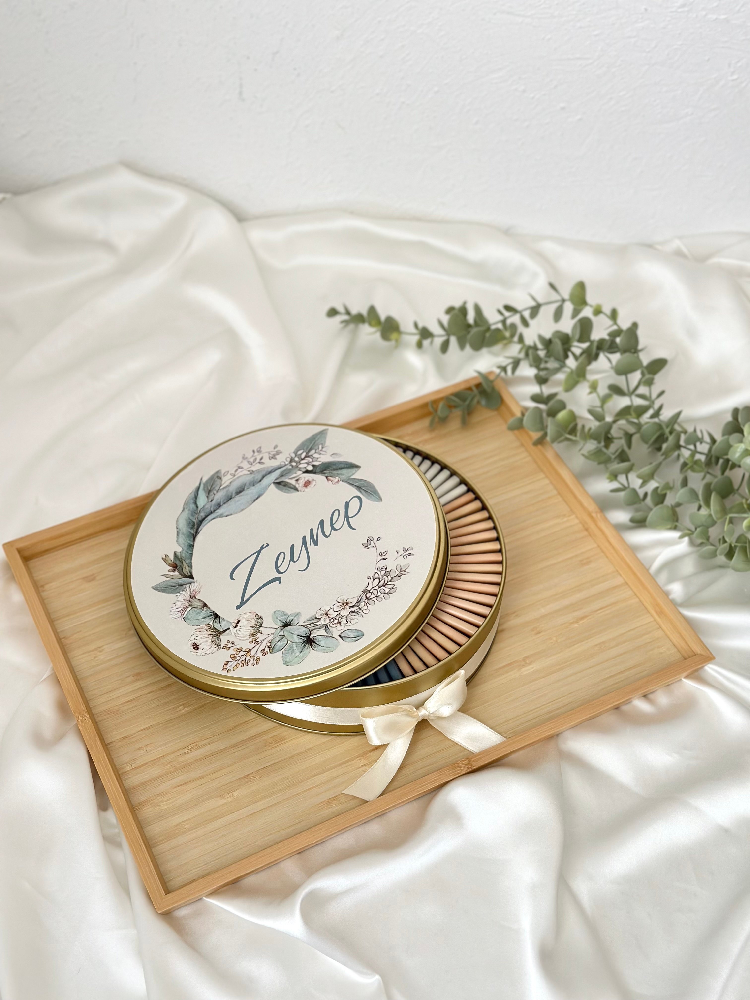Yuvarlak Metal Kutuda Bebek Çikolatası ve Metal Mum Set