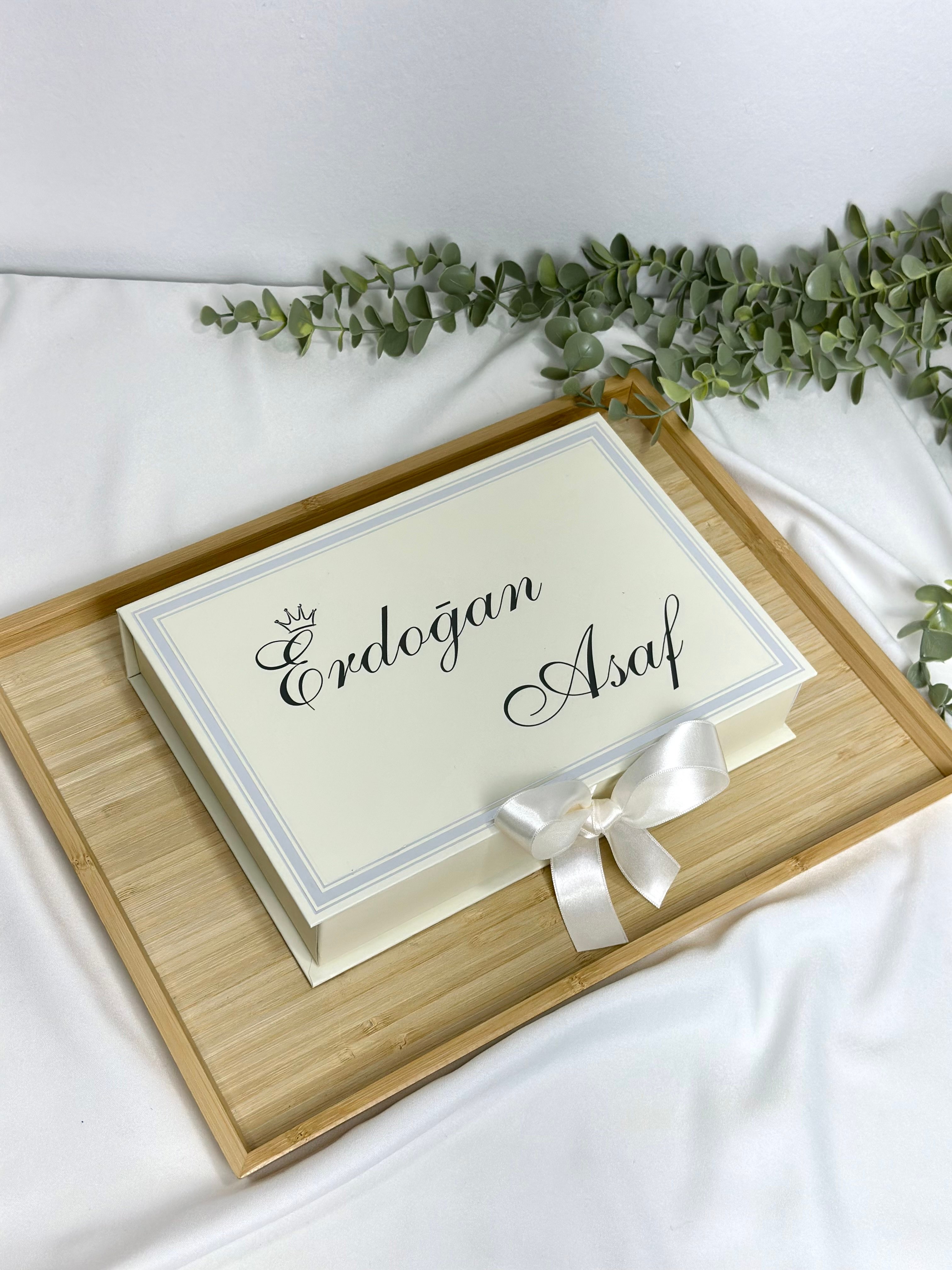 Dikdörtgen Kurdeleli Kutuda Bebek Çikolatası