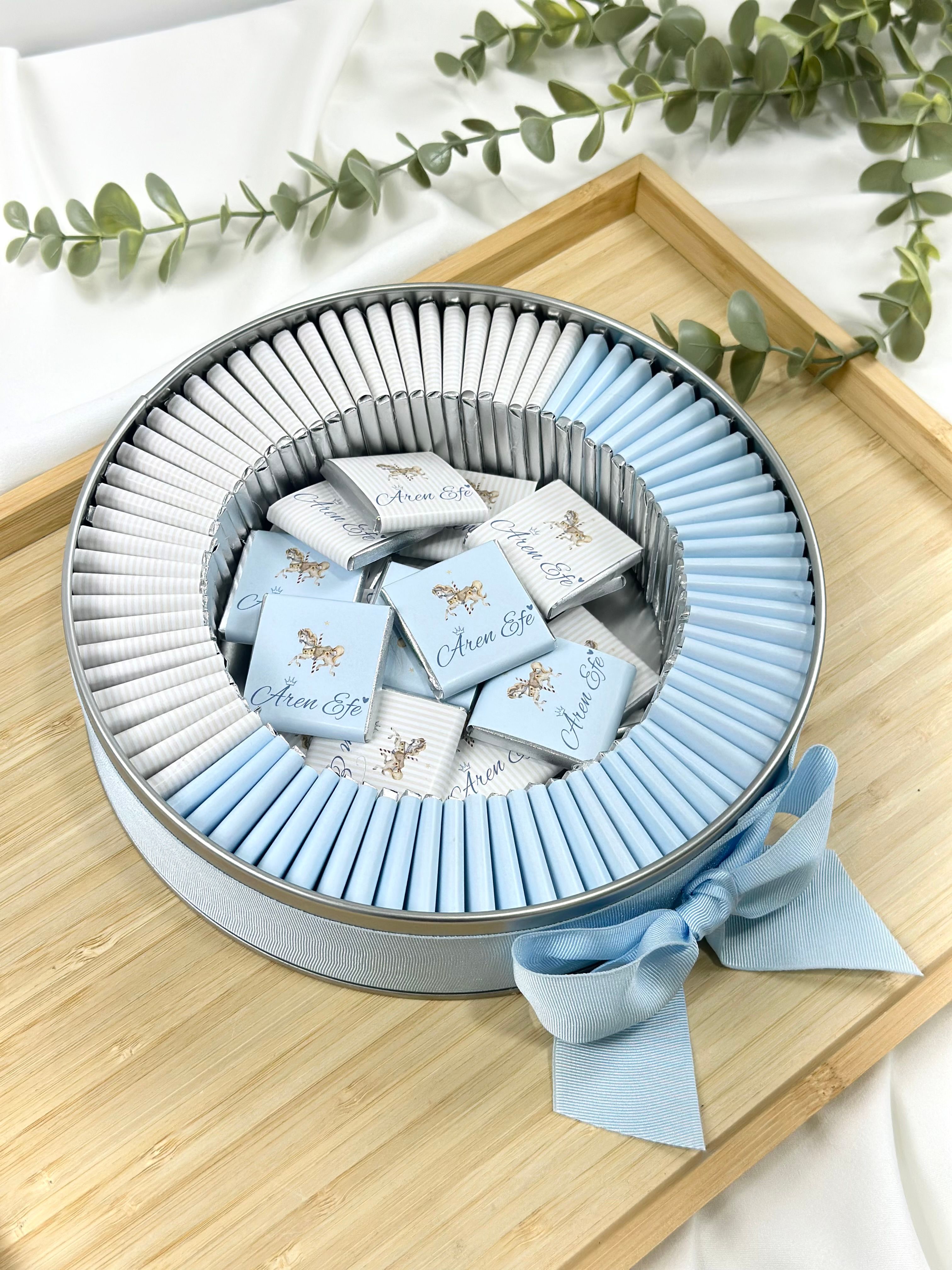 Yuvarlak Metal Kutuda Bebek Çikolatası , Kolonya ve Mum Seti