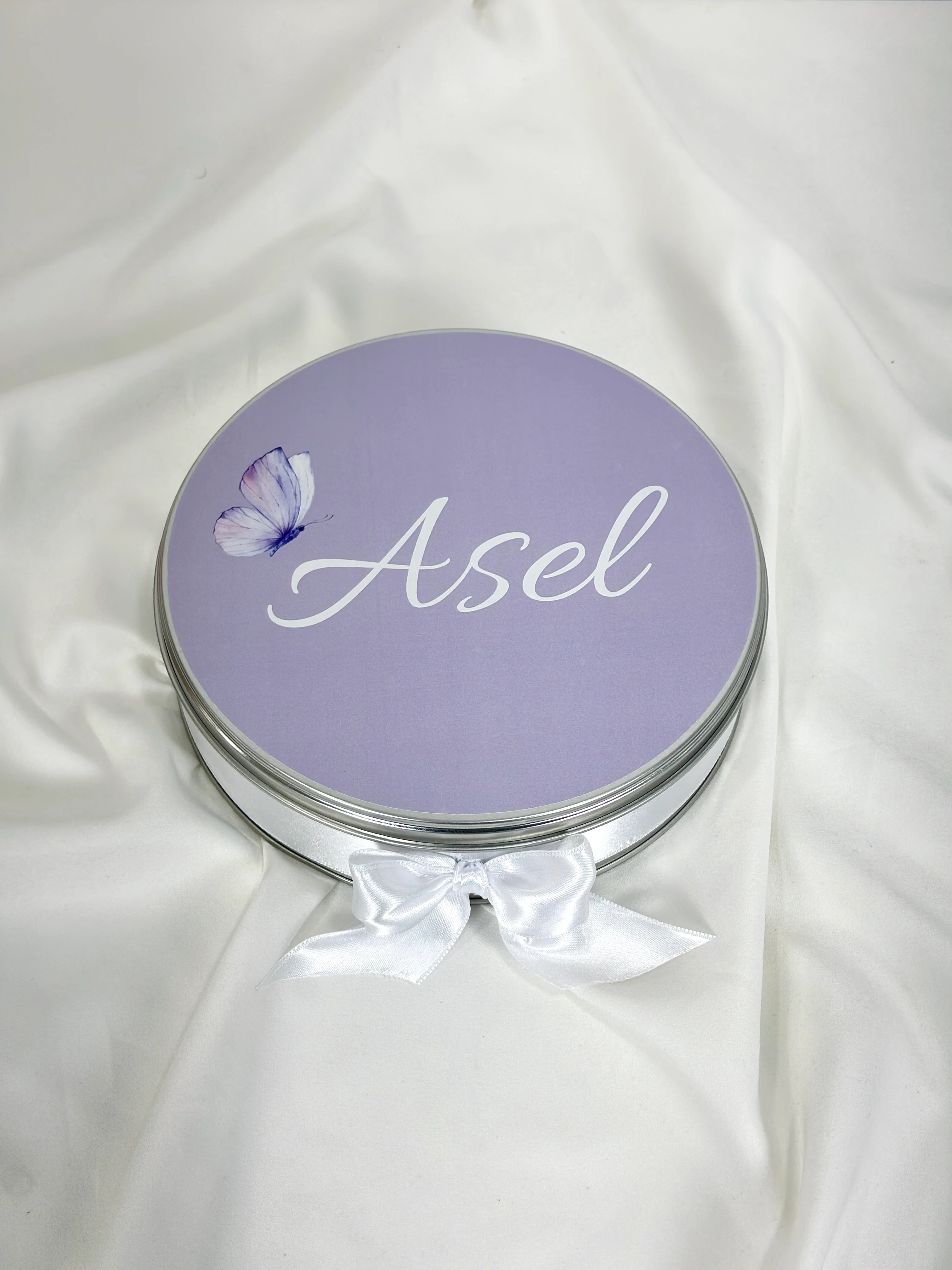 Yuvarlak Metal Kutuda Bebek Çikolatası