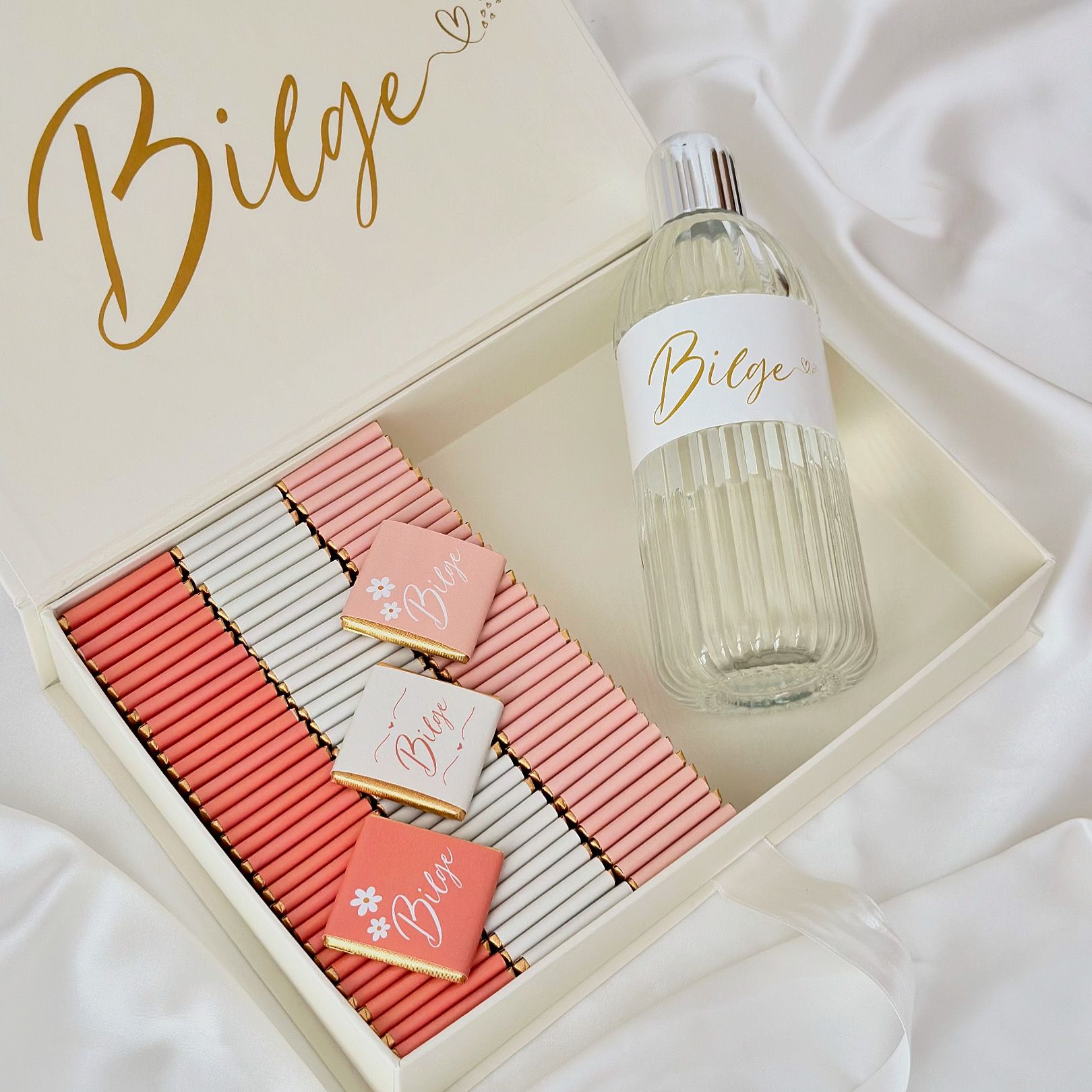 Kişiye Özel Dikdörtgen Kurdeleli Çikolata Kutusu - Çiçek Dokunuşu