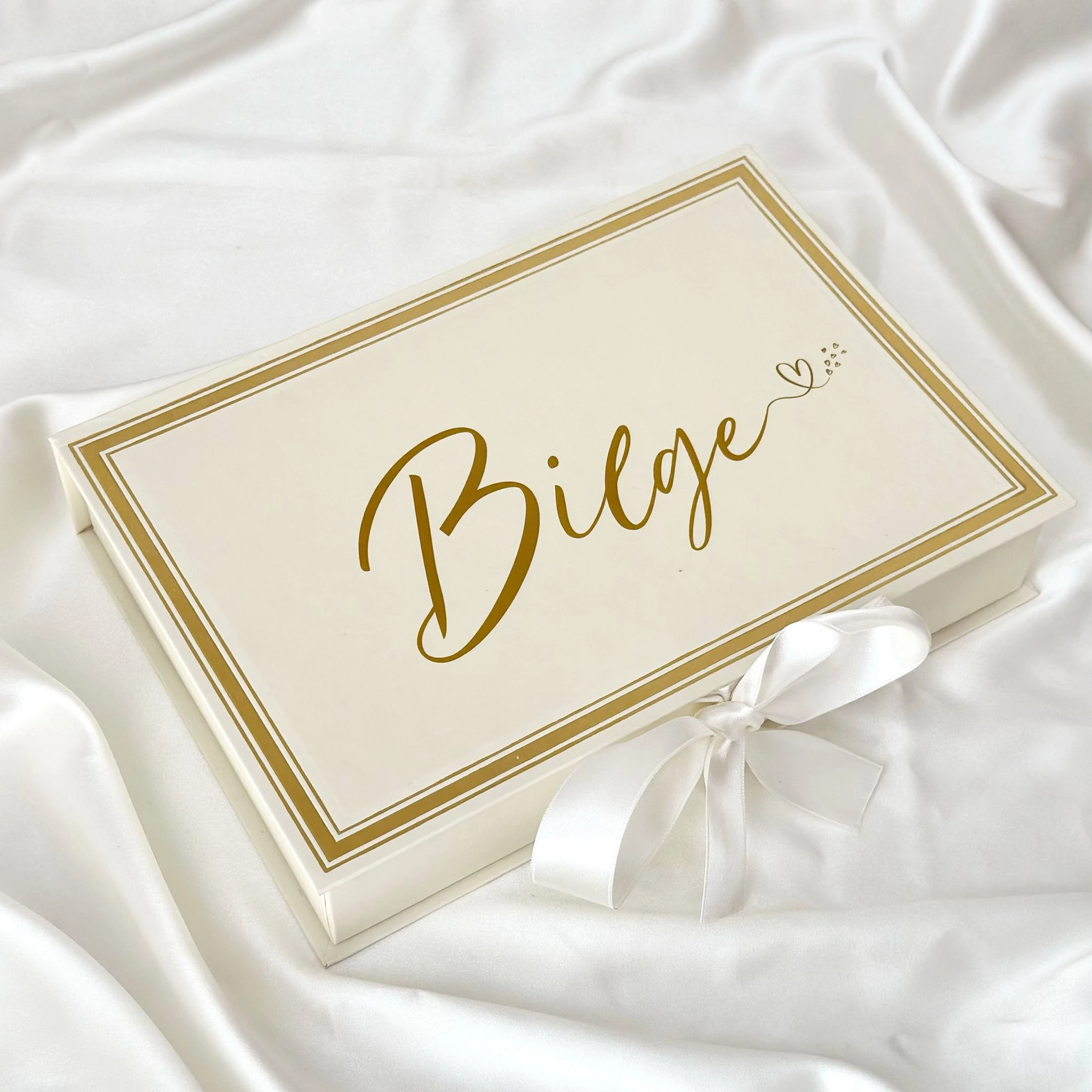 Kişiye Özel Dikdörtgen Kurdeleli Çikolata Kutusu - Çiçek Dokunuşu