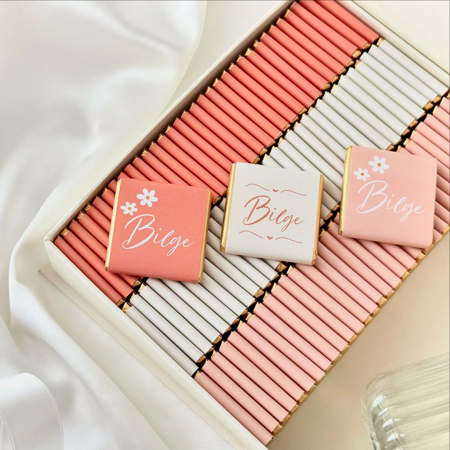 Kişiye Özel Dikdörtgen Kurdeleli Çikolata Kutusu - Çiçek Dokunuşu