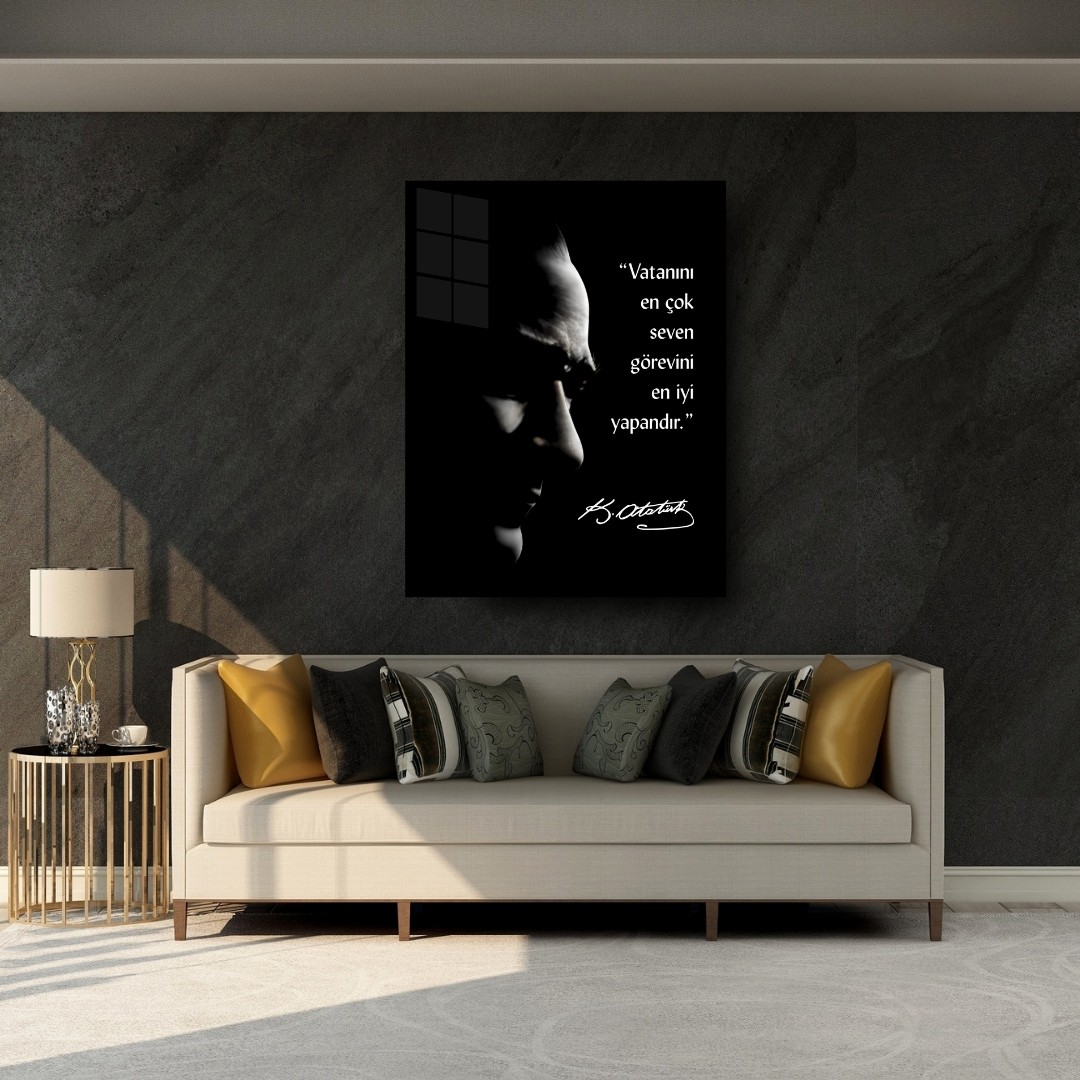 Atatürk “Vatanını En Çok Seven” Sözlü Siyah Cam Tablo