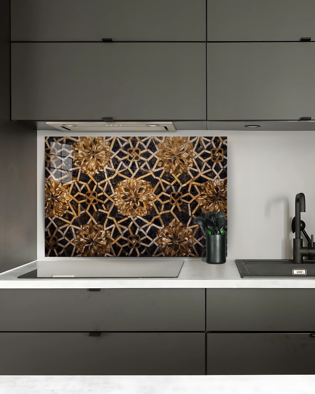 Gold Geometrik Motifli Cam Ocak Arkası Koruyucu Panel