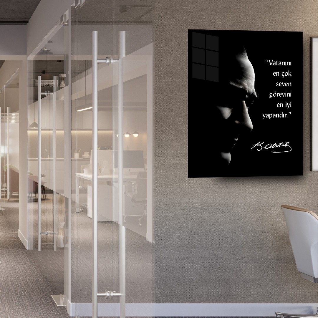 Atatürk “Vatanını En Çok Seven” Sözlü Siyah Cam Tablo