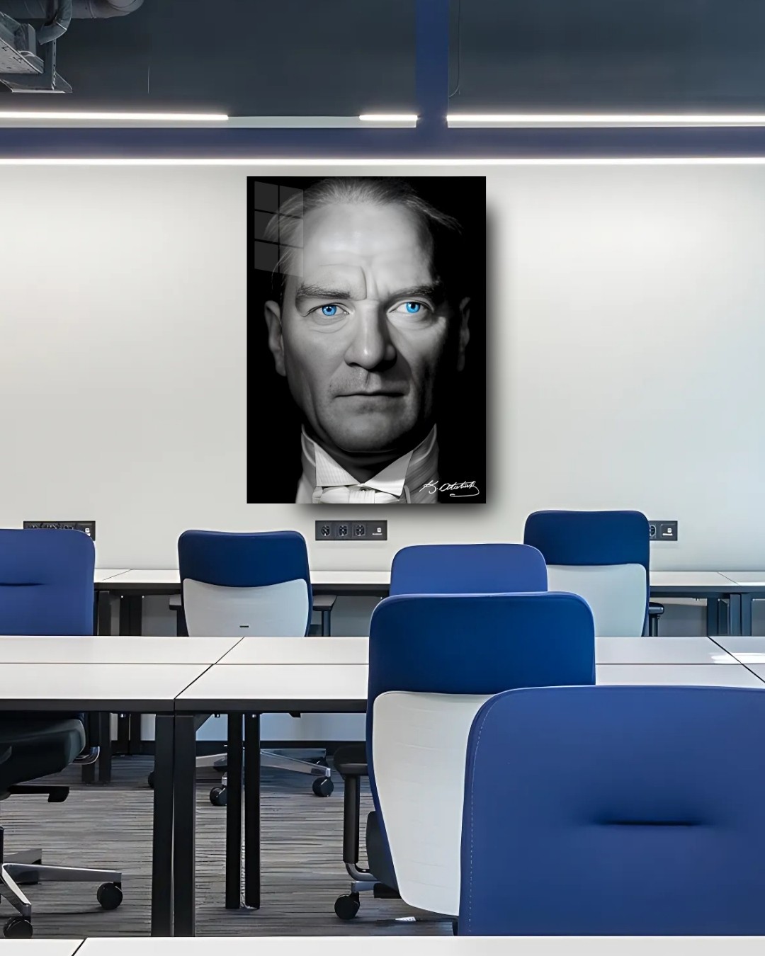 Atatürk Mavi Gözlü Siyah Cam Tablo