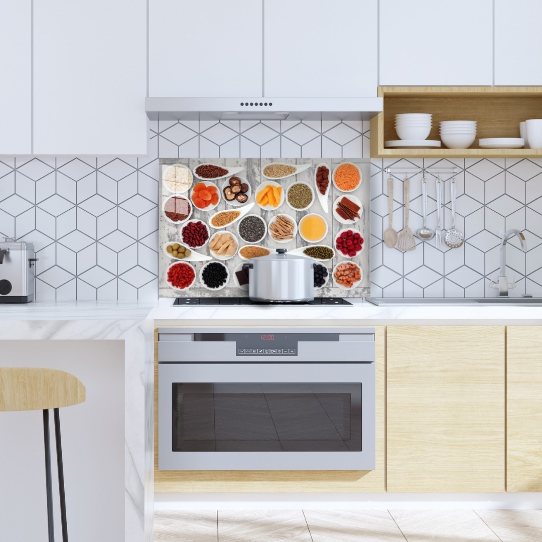 Baharat Temalı Ocak Arkası Koruyucu Cam Panel – Renkli Mutfak Dekoru