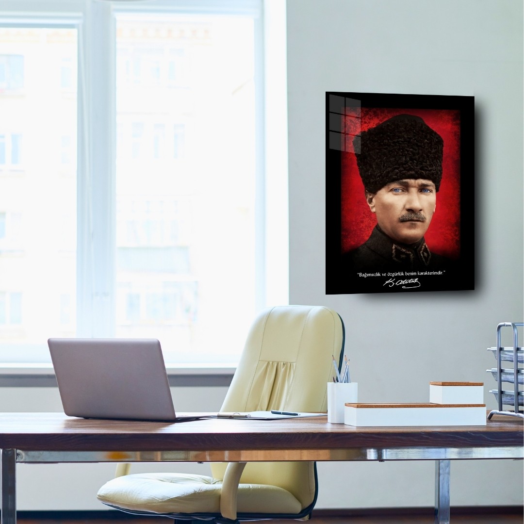 Atatürk “Bağımsızlık ve Özgürlük” Sözlü Kırmızı Fon Cam Tablo
