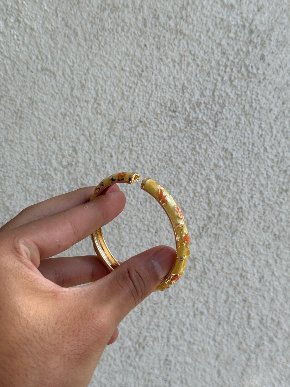 Sarı Renk Motifli Kelepçe Bileklik