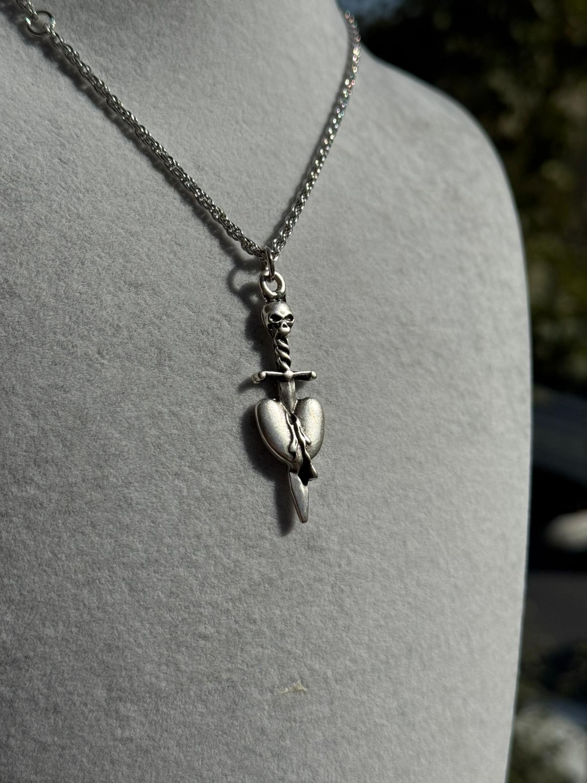 Skull & Heart Dagger Kolye