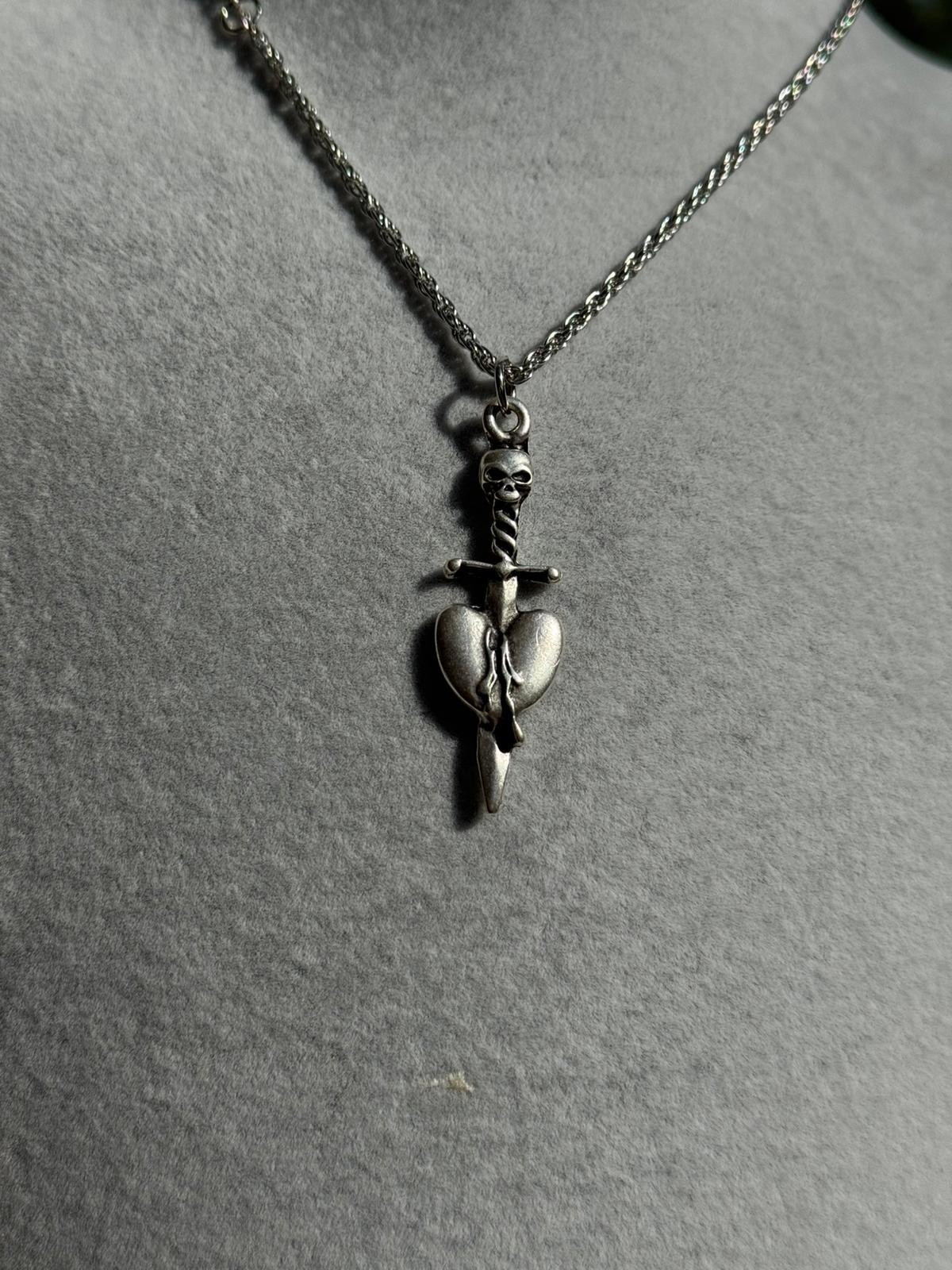 Skull & Heart Dagger Kolye