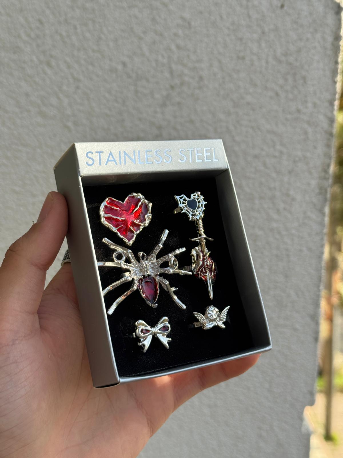 Kırmızı Renk Temalı Yüzük Seti