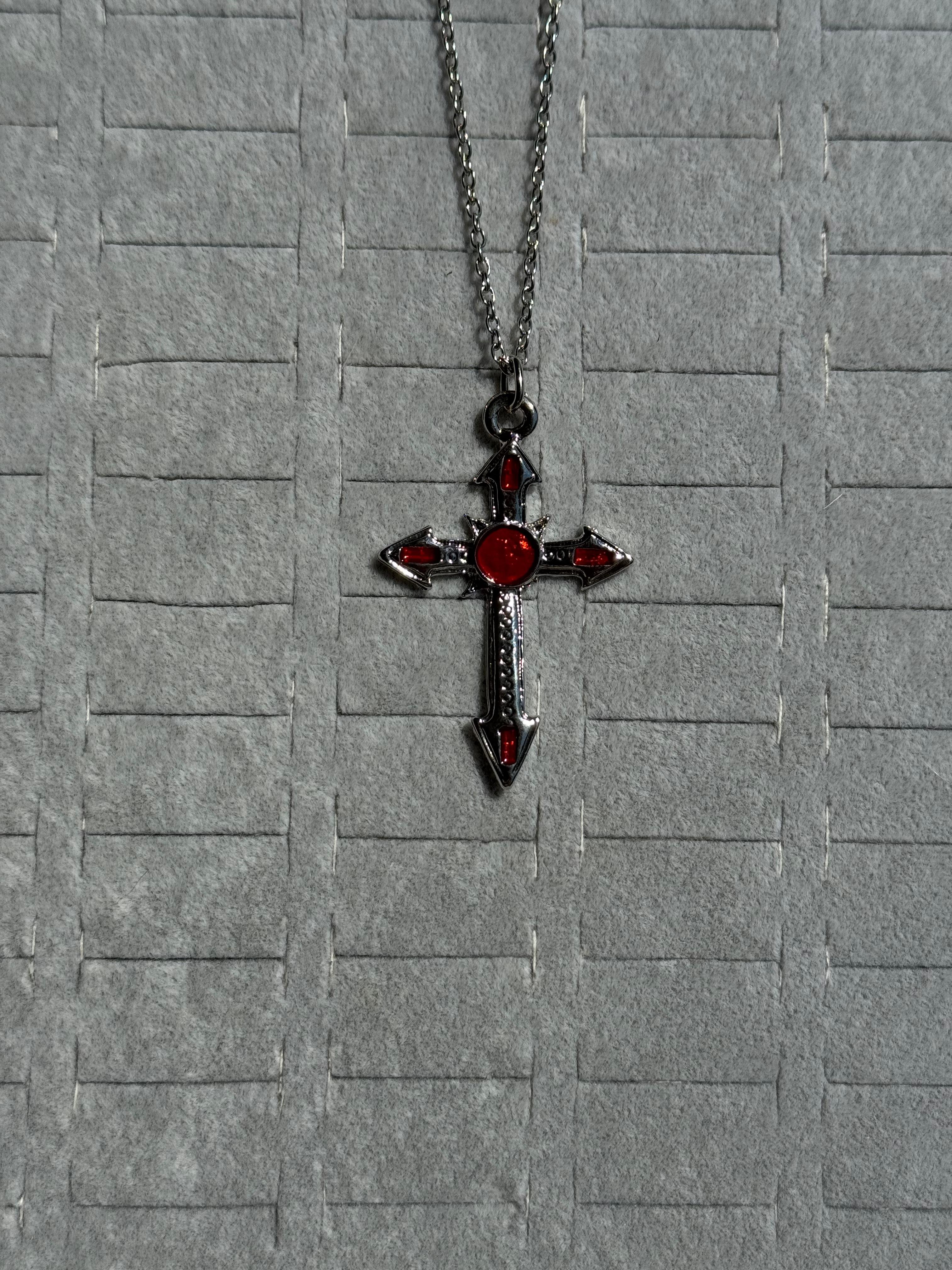 Kırmızı Gothic Haç Kolye