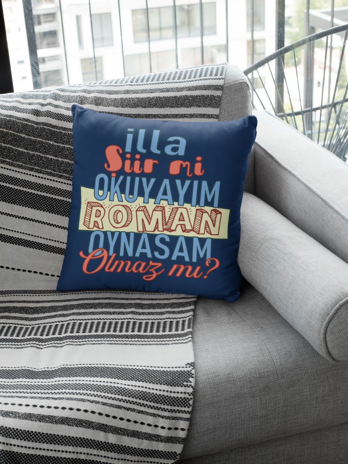 İlla Şiir Mi Okuyayım, Roman Oynasam Olmaz Mı? (Kare Yastık)