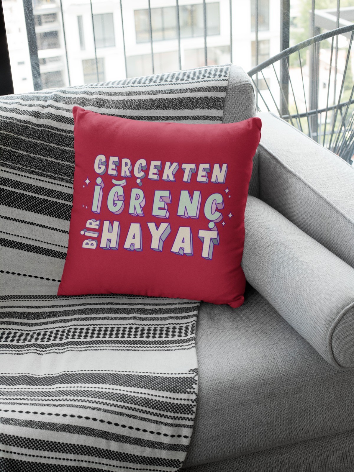 Gerçekten İğrenç Bir Hayat (Kare Yastık)