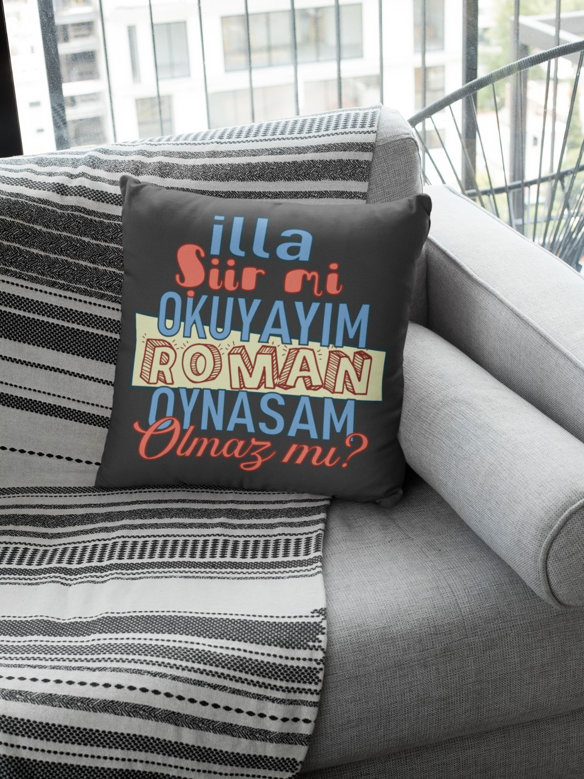 İlla Şiir Mi Okuyayım, Roman Oynasam Olmaz Mı? (Kare Yastık)