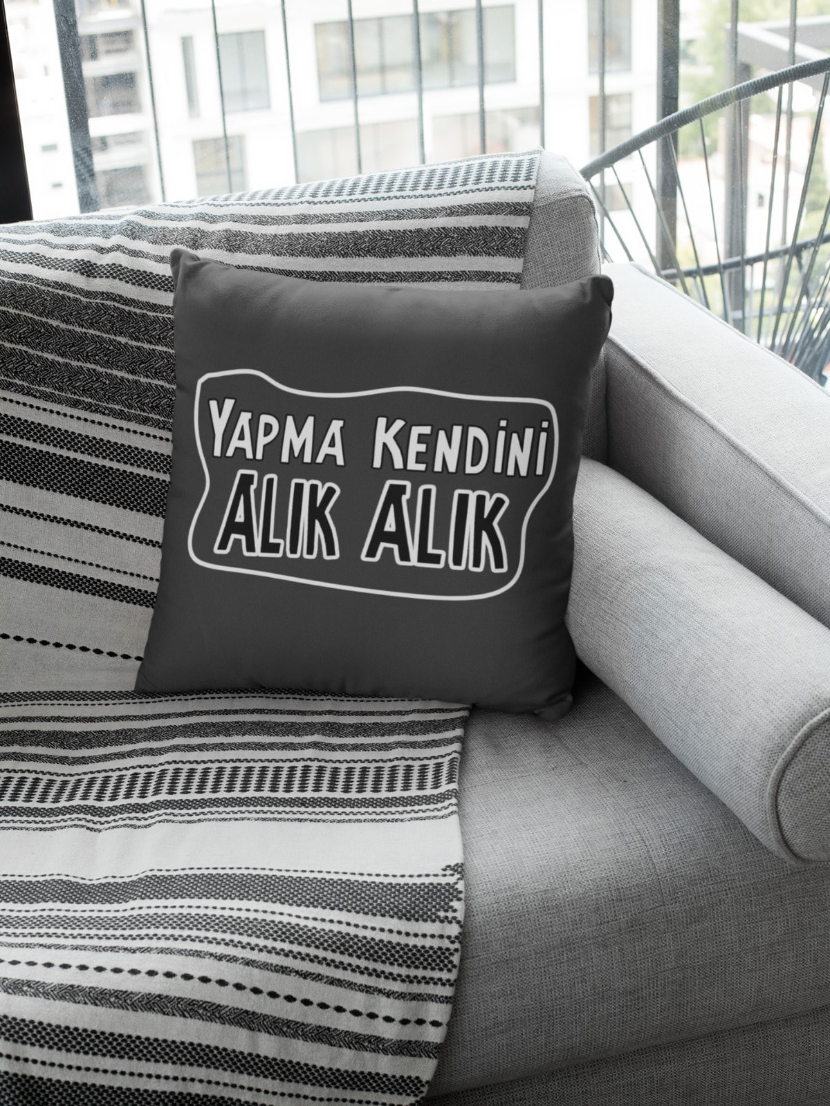Yapma Kendini Alık Alık (Kare Yastık)