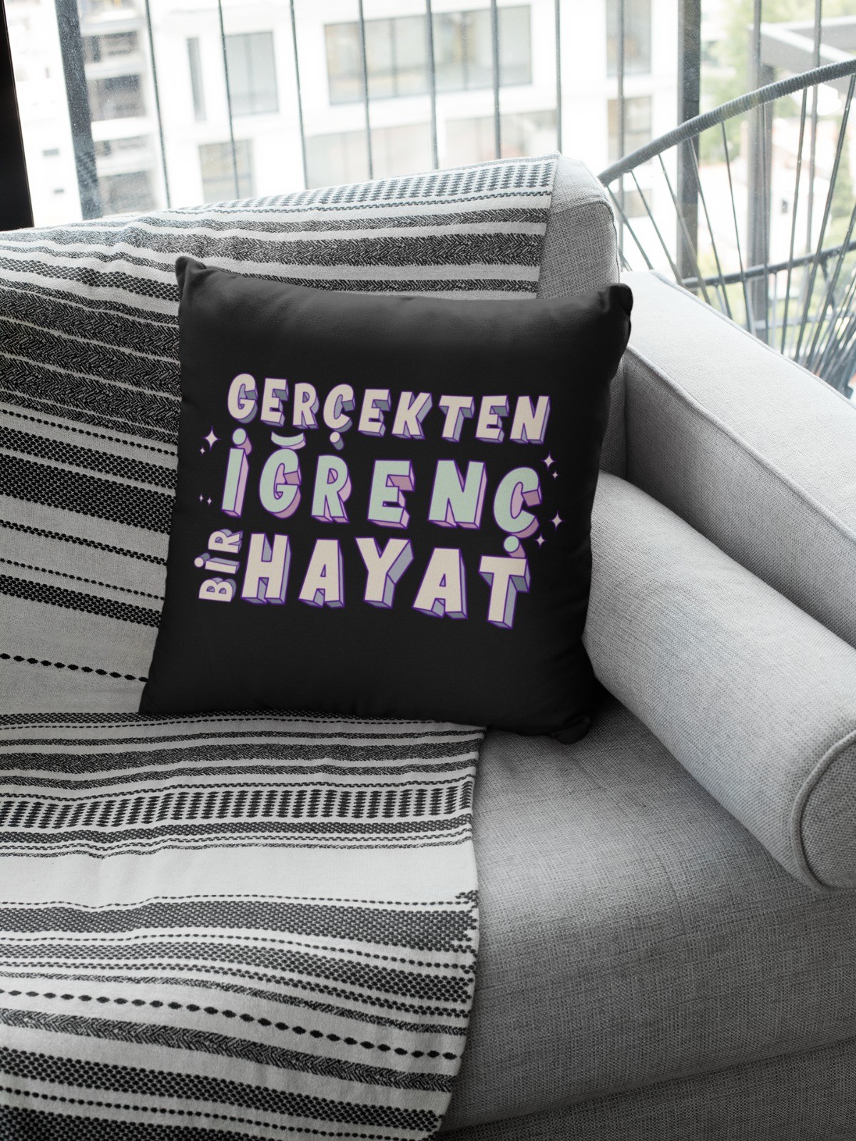 Gerçekten İğrenç Bir Hayat (Kare Yastık)