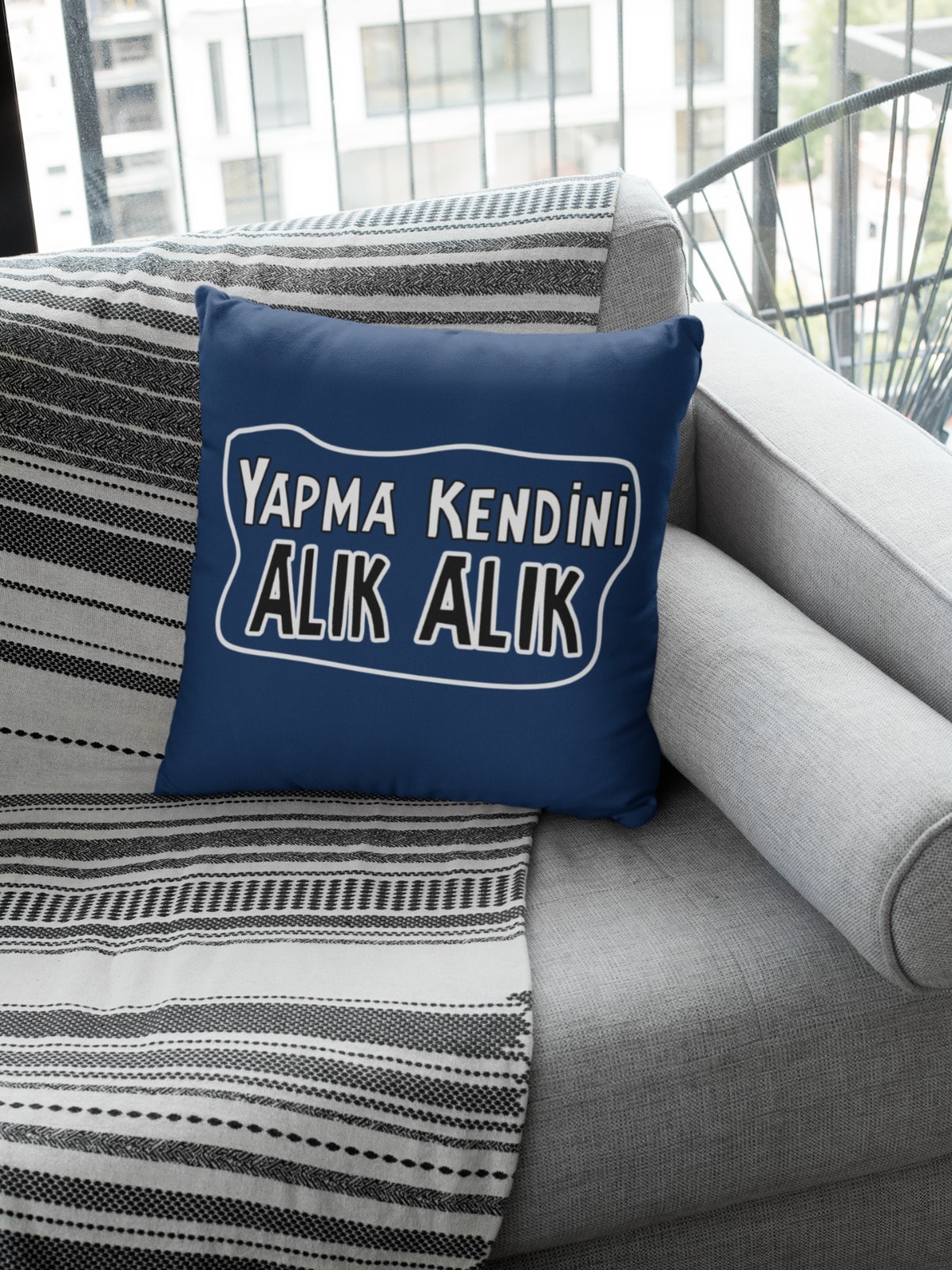 Yapma Kendini Alık Alık (Kare Yastık)