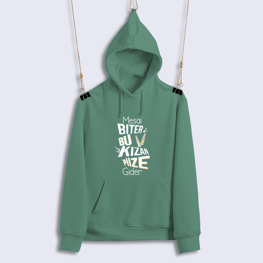 Mesai Biter Bu Kızan Piize Gider (Sweat)