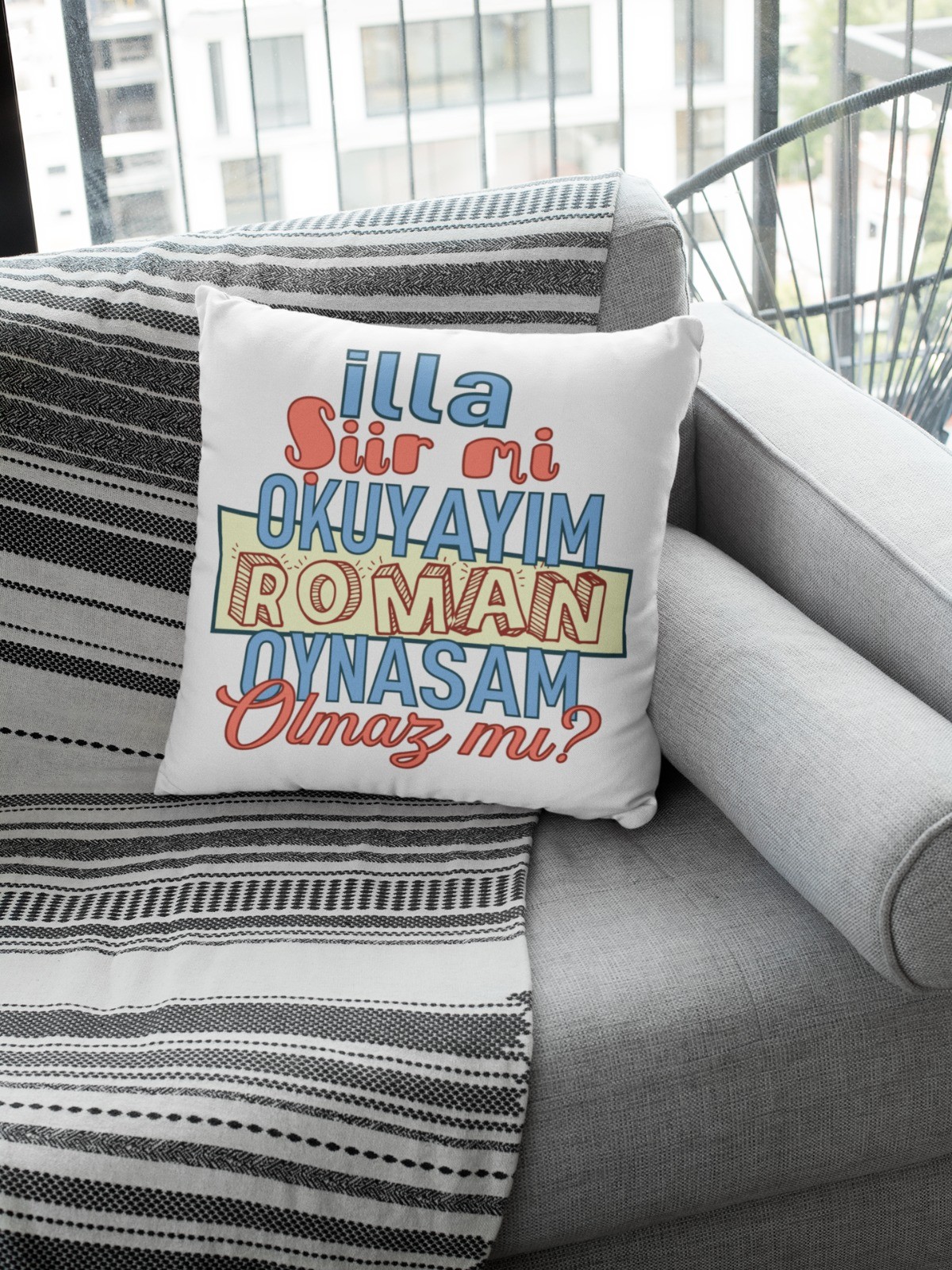 İlla Şiir Mi Okuyayım, Roman Oynasam Olmaz Mı? (Kare Yastık)