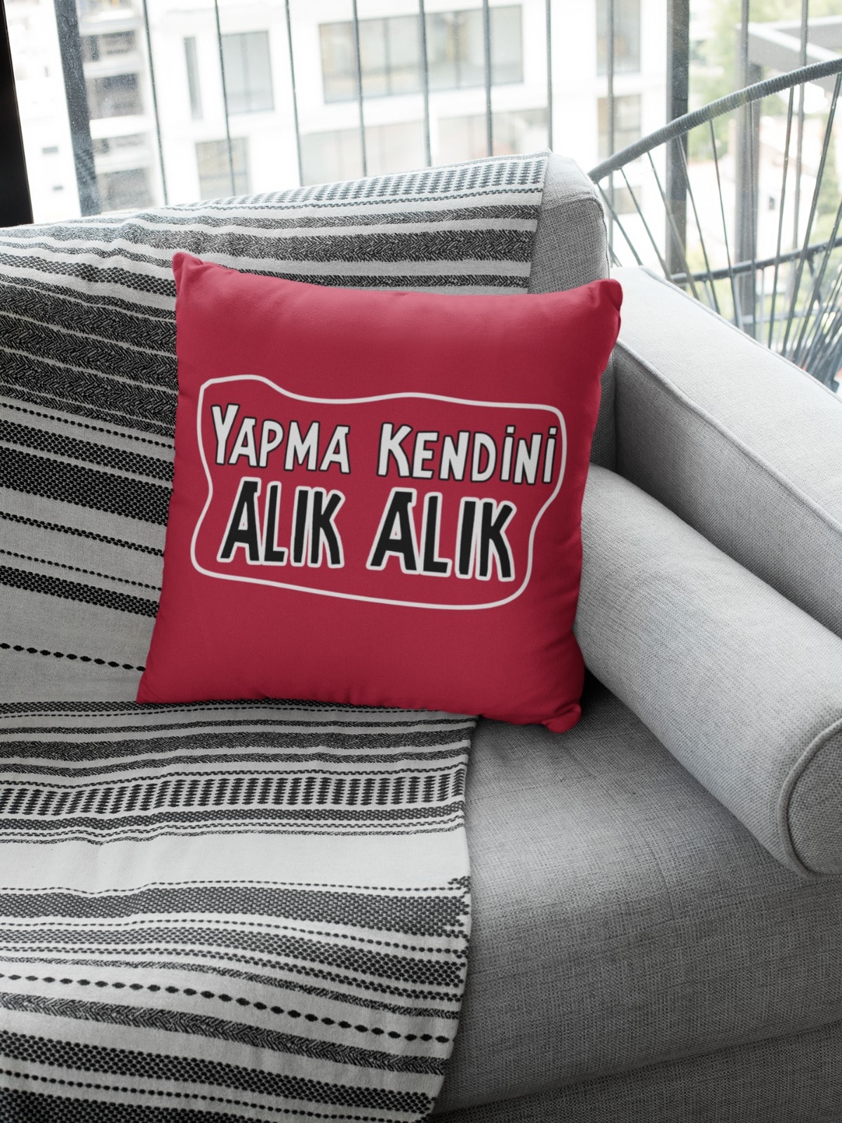 Yapma Kendini Alık Alık (Kare Yastık)