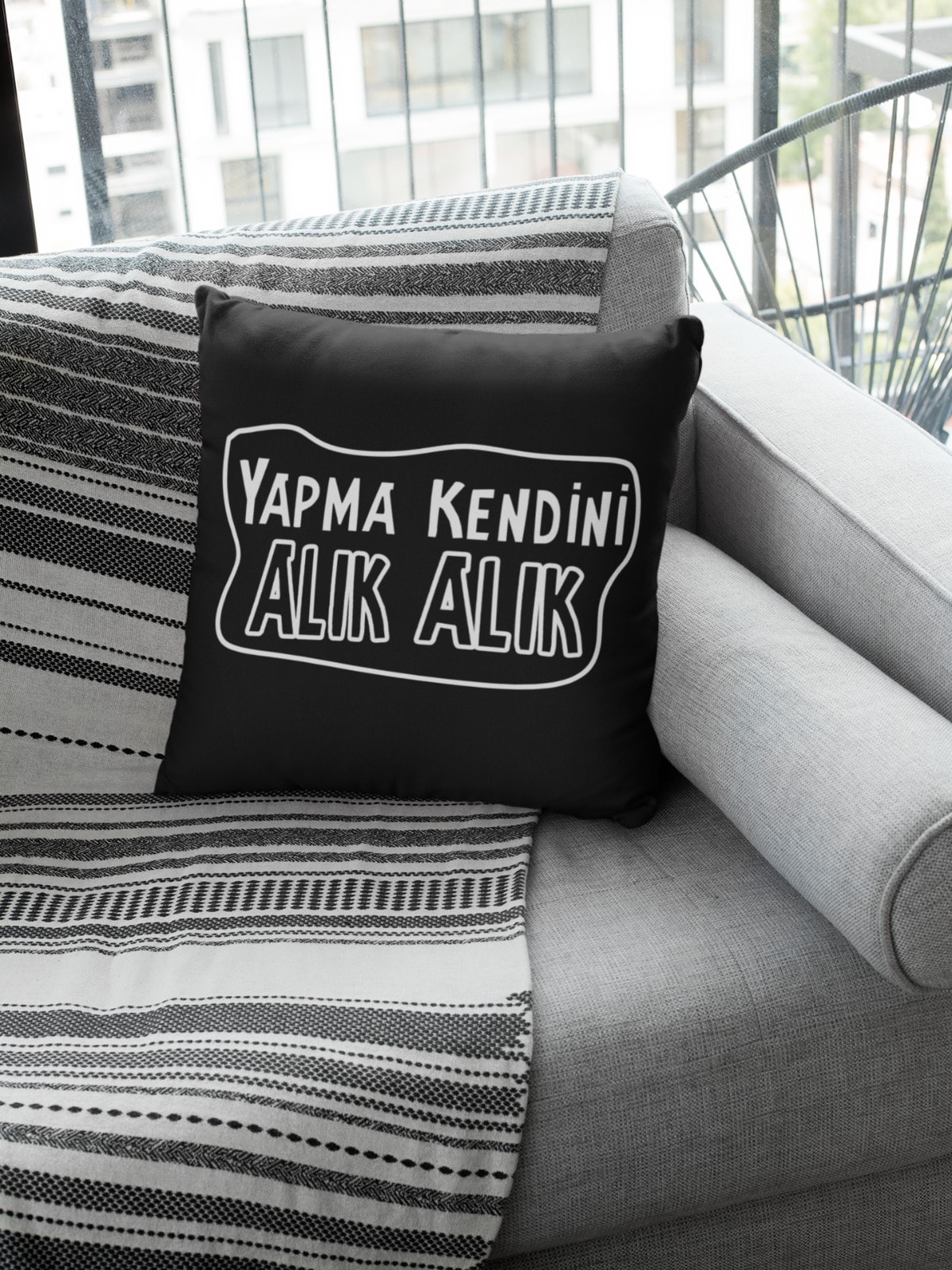 Yapma Kendini Alık Alık (Kare Yastık)