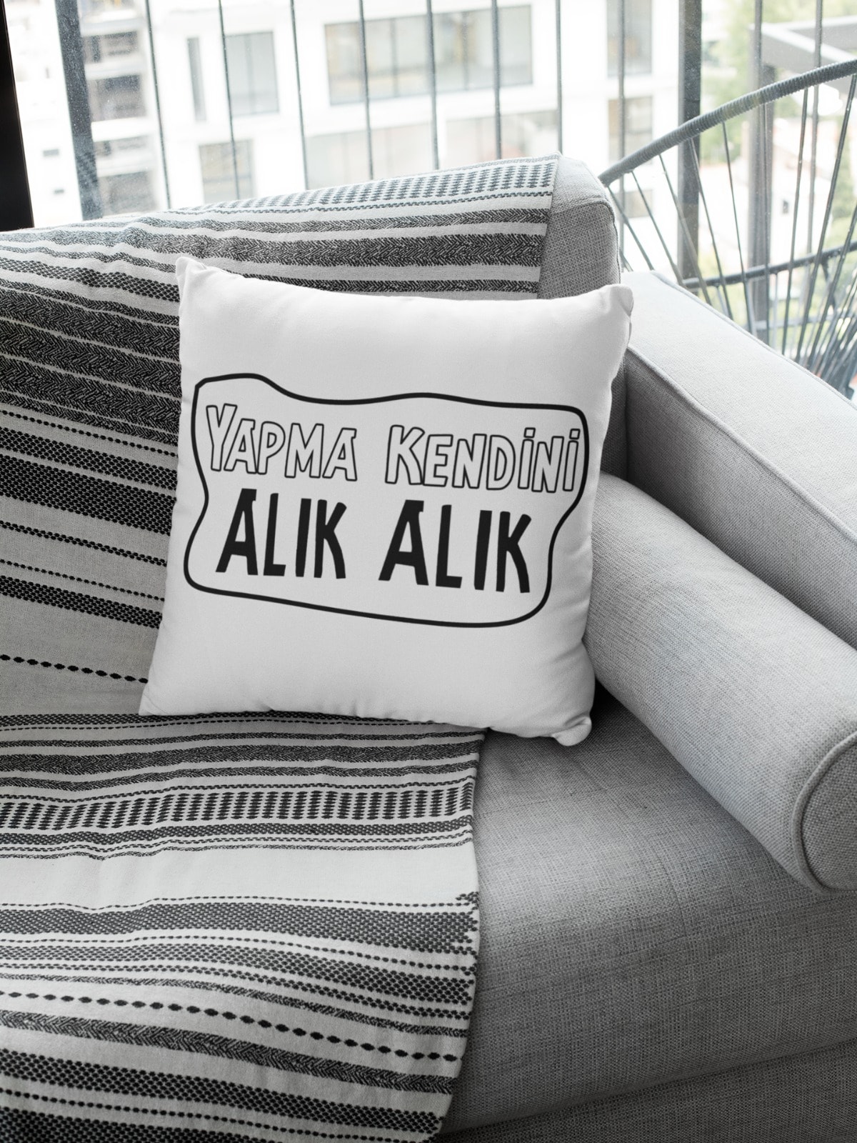 Yapma Kendini Alık Alık (Kare Yastık)