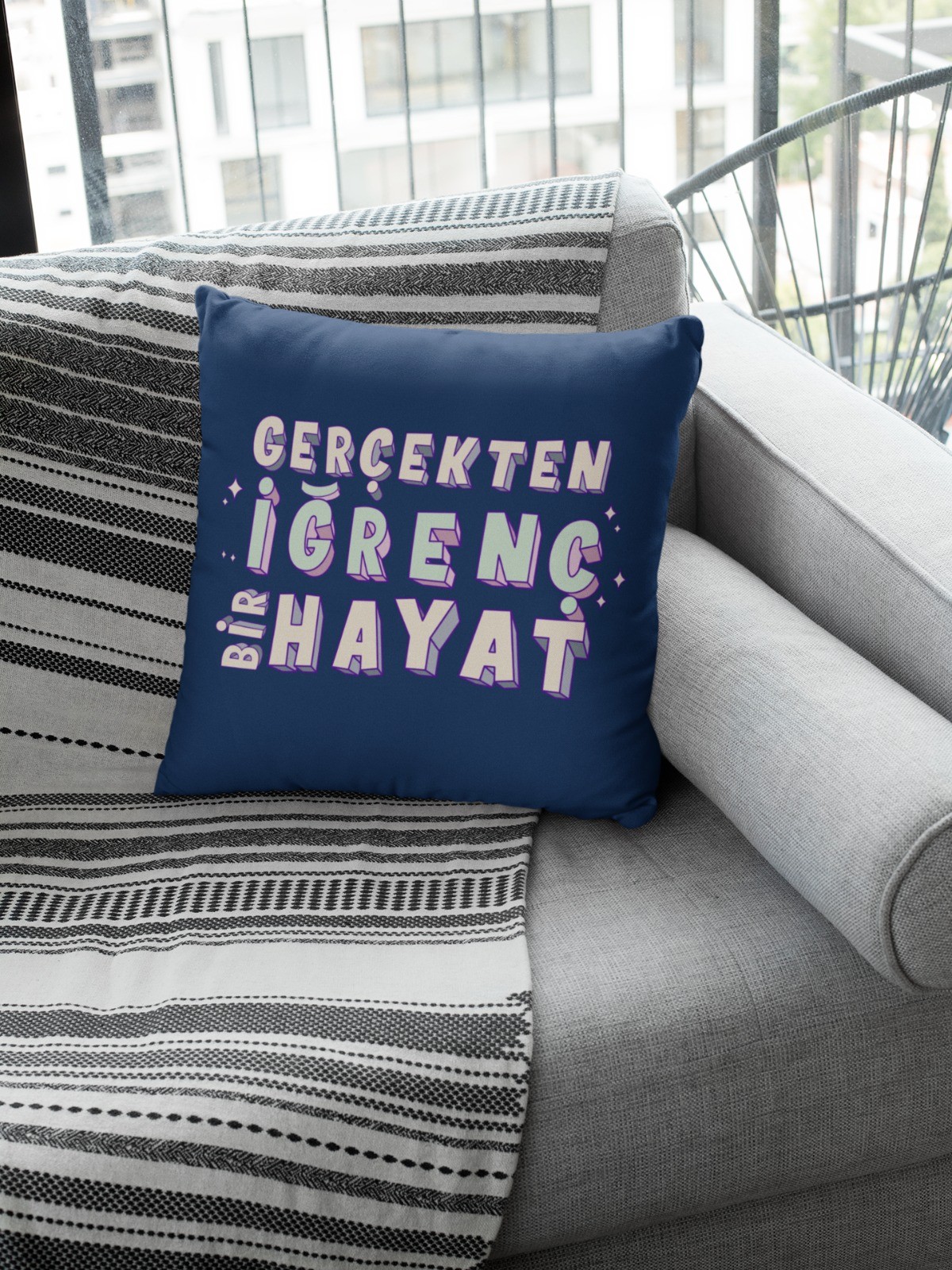 Gerçekten İğrenç Bir Hayat (Kare Yastık)