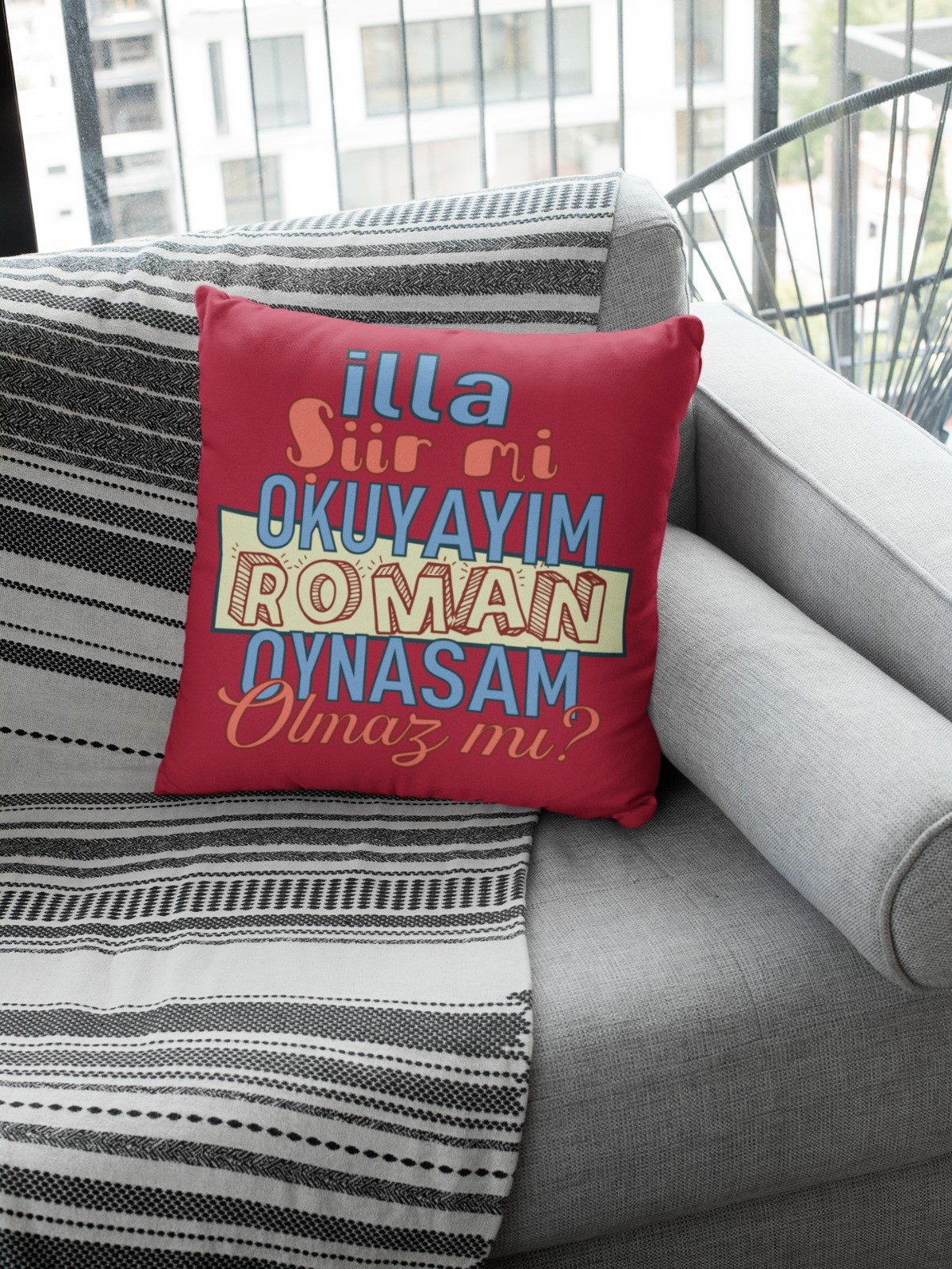 İlla Şiir Mi Okuyayım, Roman Oynasam Olmaz Mı? (Kare Yastık)