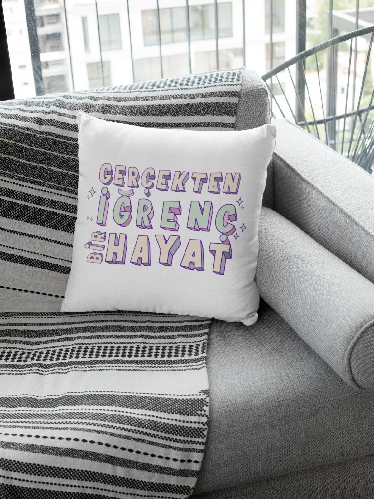 Gerçekten İğrenç Bir Hayat (Kare Yastık)