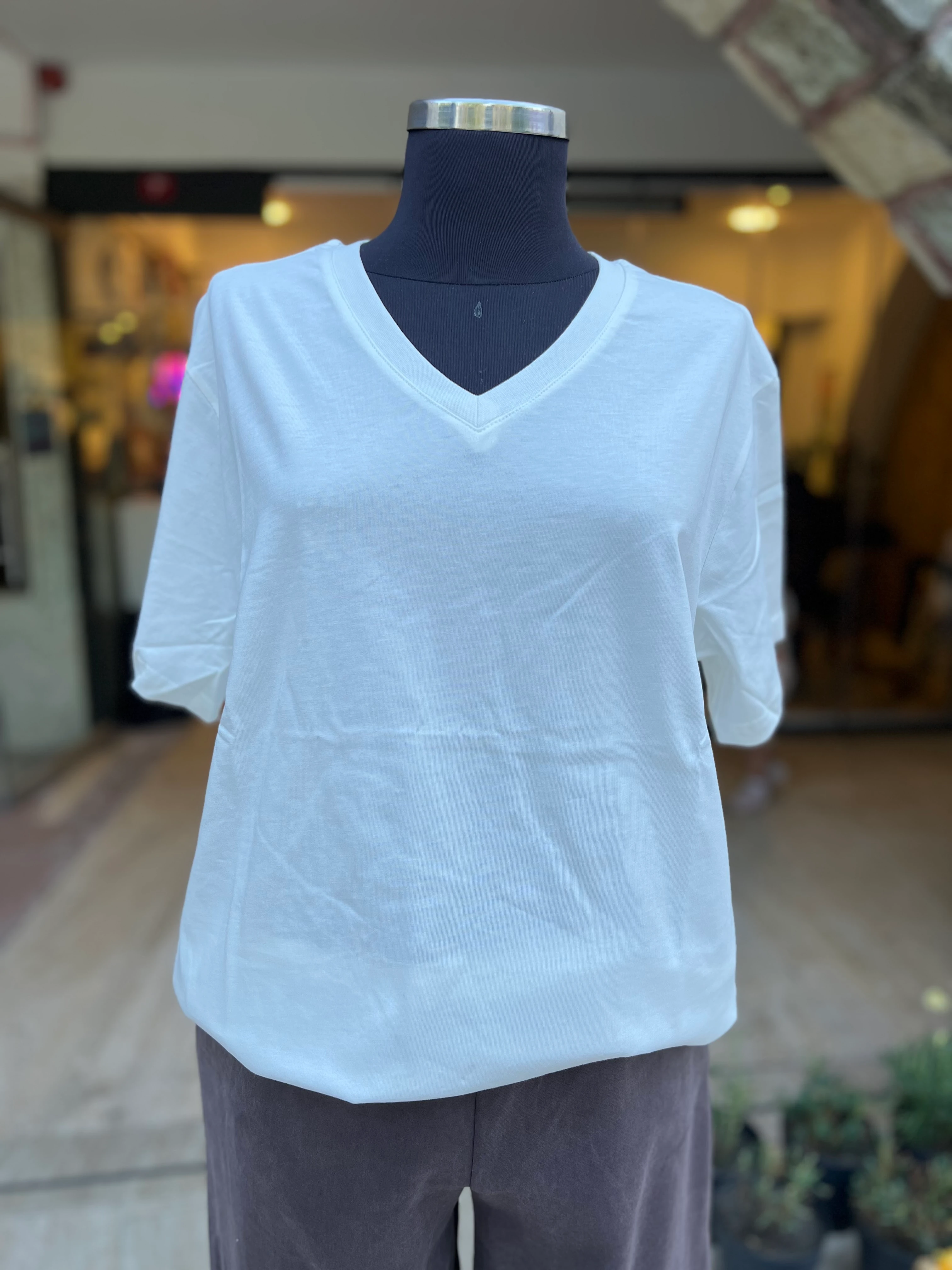 V Yaka Beyaz Kadın Tişört