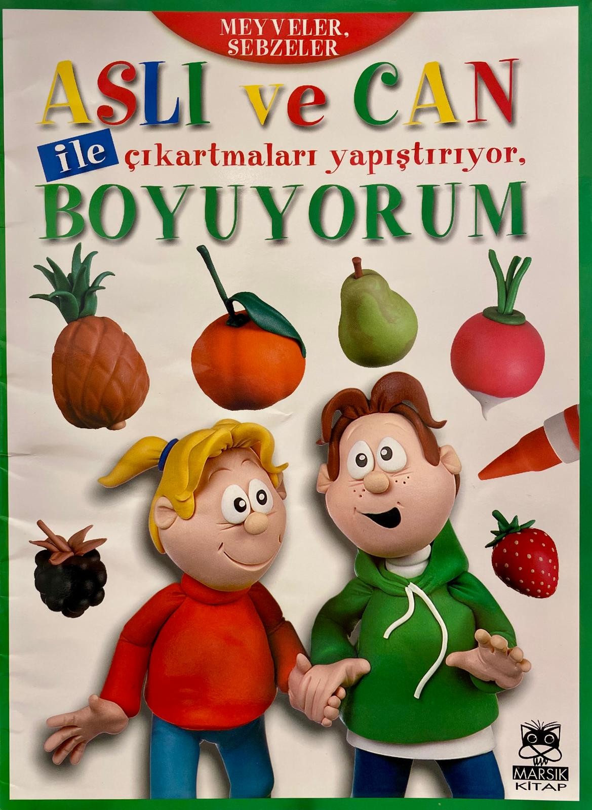Aslı ve Can ile çıkartmaları yapıştırıyor BOYUYORUM