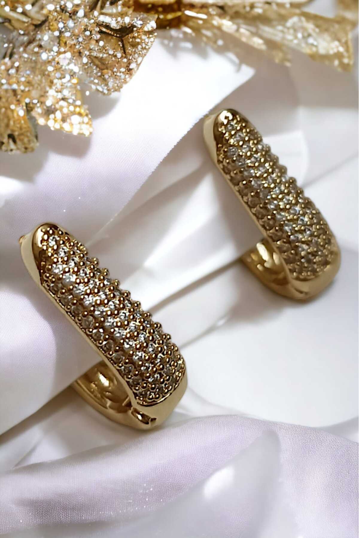 Zirkon Taşlı Tam Tur Tasarım Gold Renk Kadın Çelik Küpe