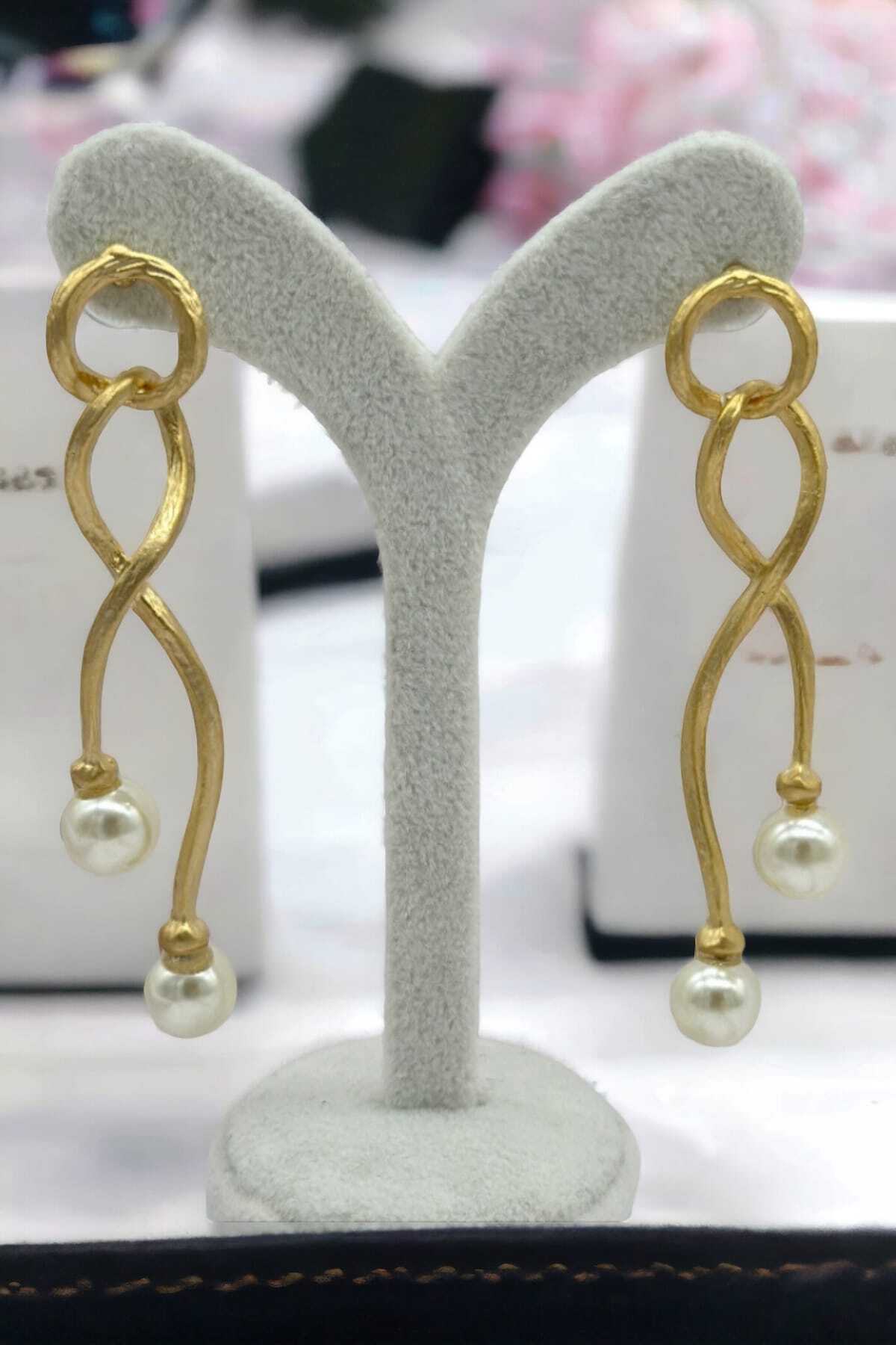 İnci Detaylı Mat Gold Renk Altın Kaplama İthal Sarmal Tasarım Kadın Küpe