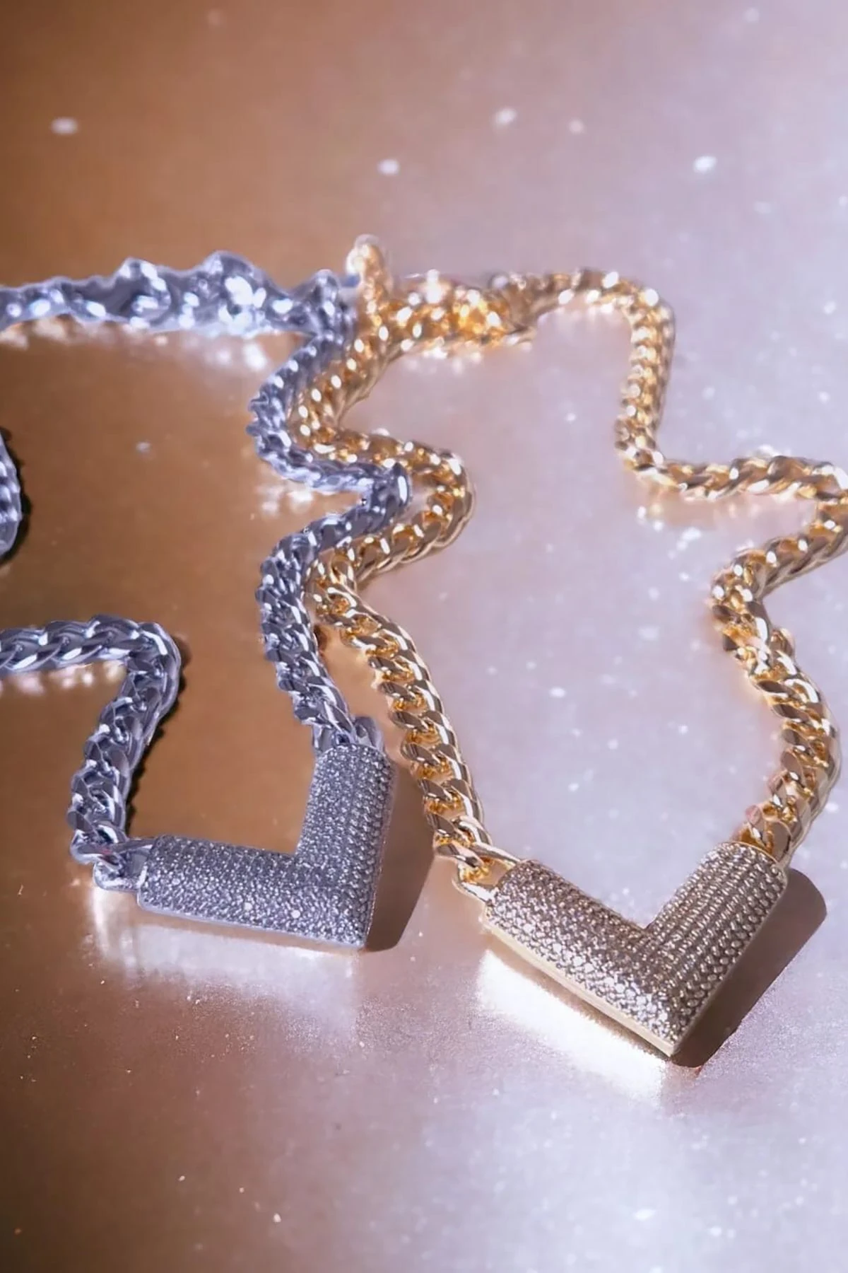 Zirkon Taş Detaylı V Kalın Zincir Model Gold Renk Kadın Çelik Kolye