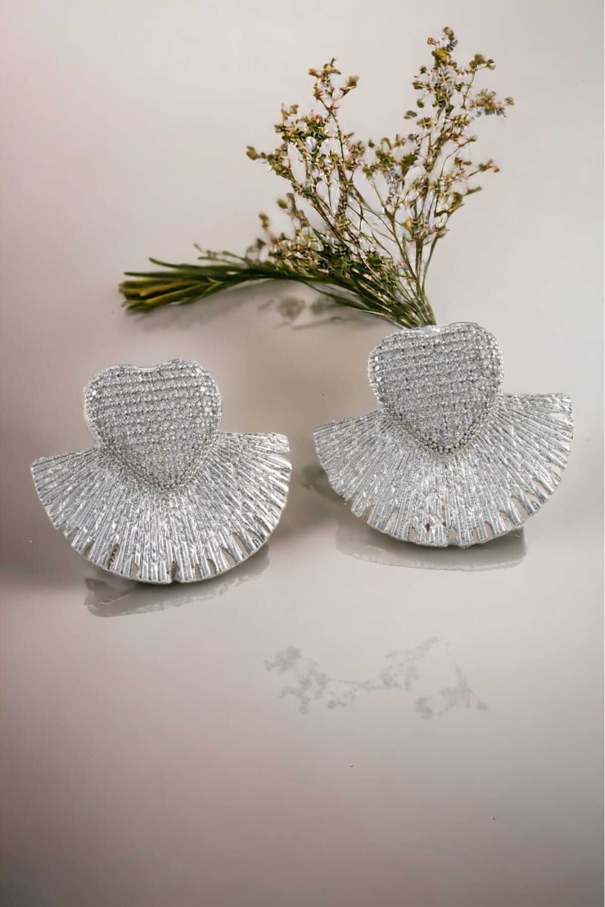 Hera Zirkon Taş Detaylı Gümüş Renk Kararmaz Kadın Kalp Küpe