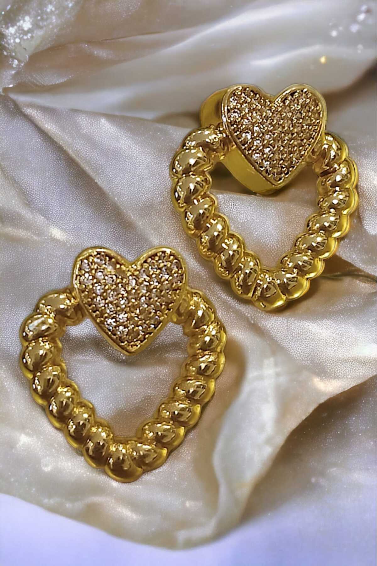 Zirkon Taşlı Burgulu Kalp Modelli Gold Renk Kadın Çelik Küpe