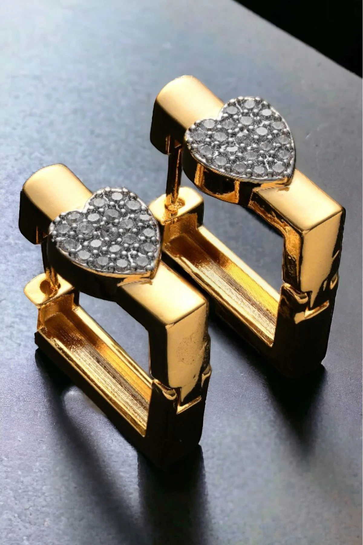 Zirkon Taşlı Kare Kalp Detaylı Gold Kadın Çelik Küpe