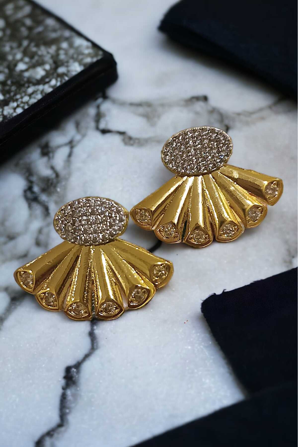 Zirkon Taşlı Yelpaze Modelli Gold Renk Kadın Çelik Küpe Çift Kullanımlı