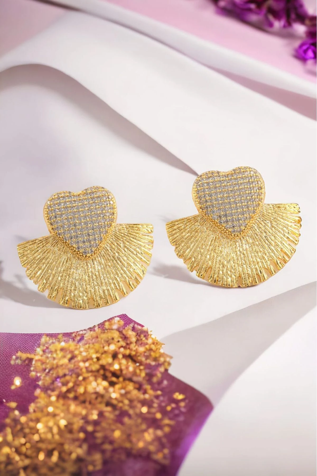 Hera Zirkon Taşlı Kalp Detaylı Gold Renk Kararmaz Kadın Küpe