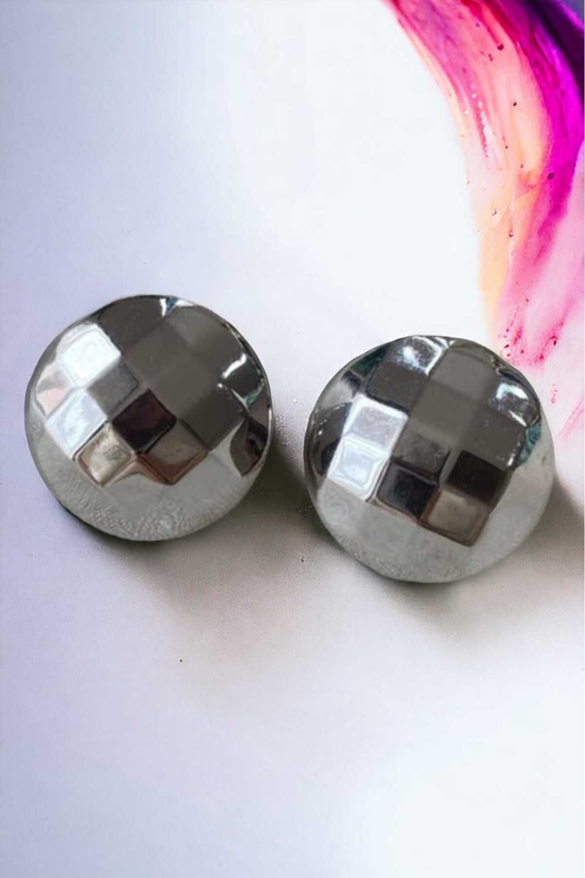 Kadın Çelik Küpe Gümüş Renk Küçük Bombe Model Detaylı