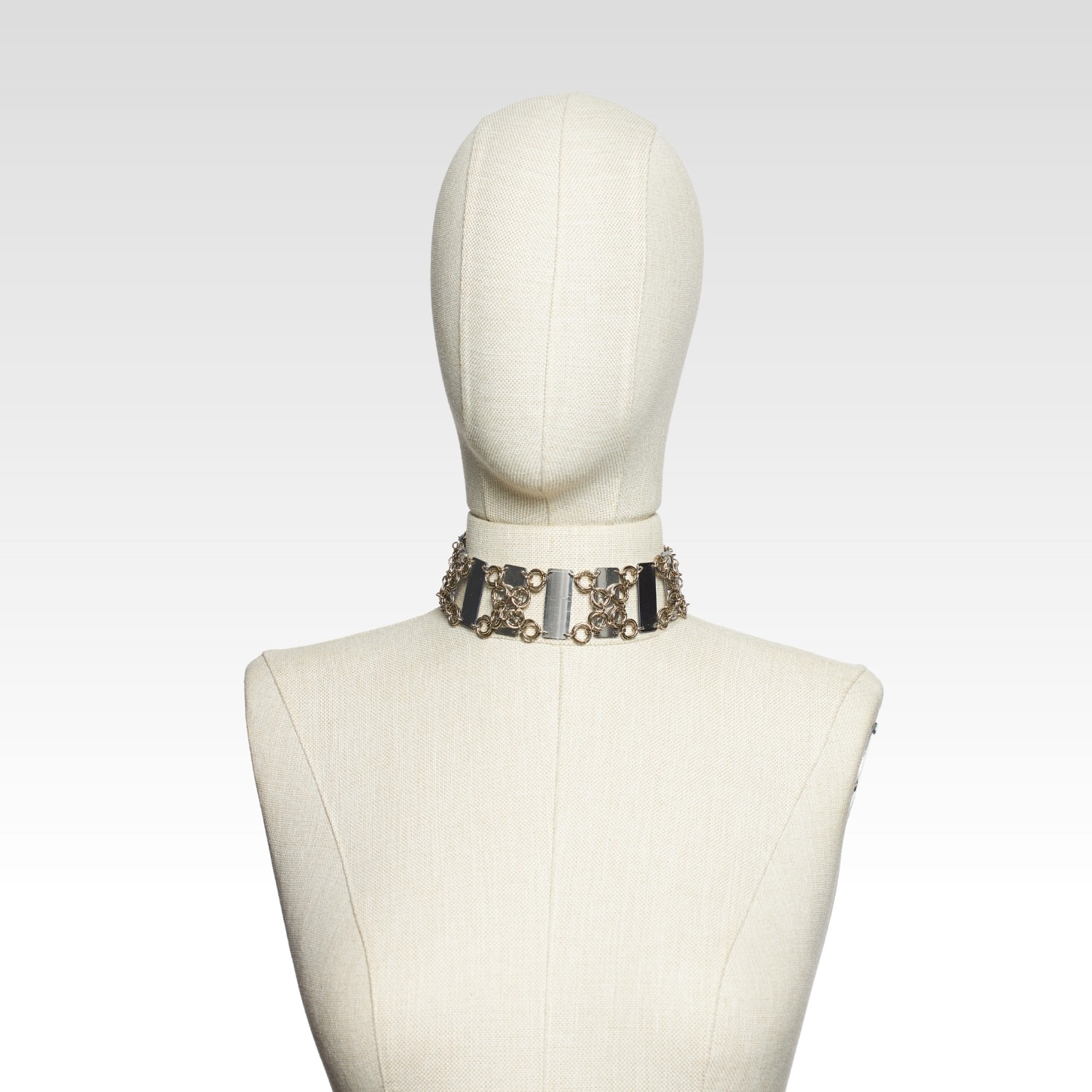 Pleksi ve Zincir Zırh Detaylı Choker Kolye 