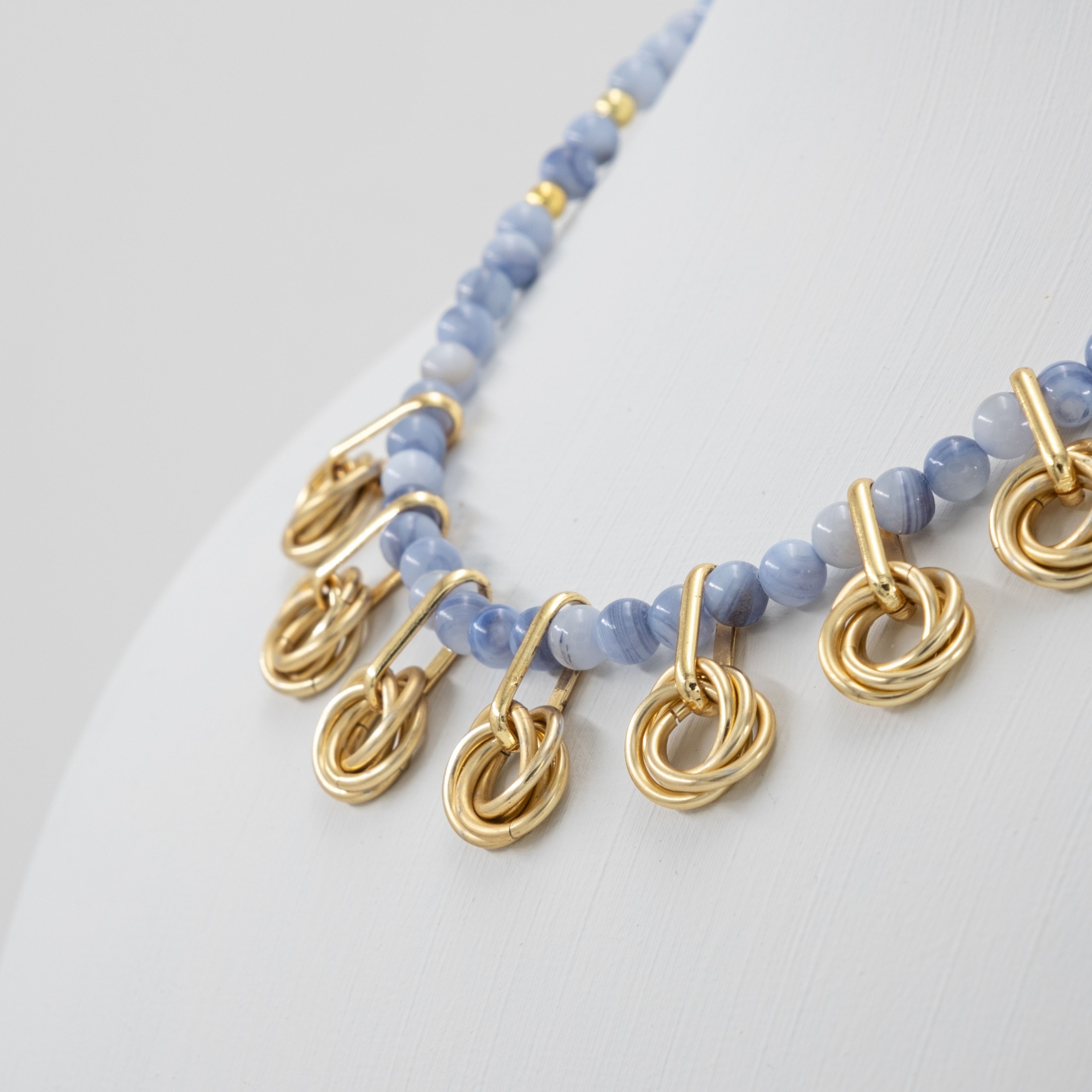 Gold Örgü Zırh ve Mavi Sedef Taşlı Minimalist Kolye
