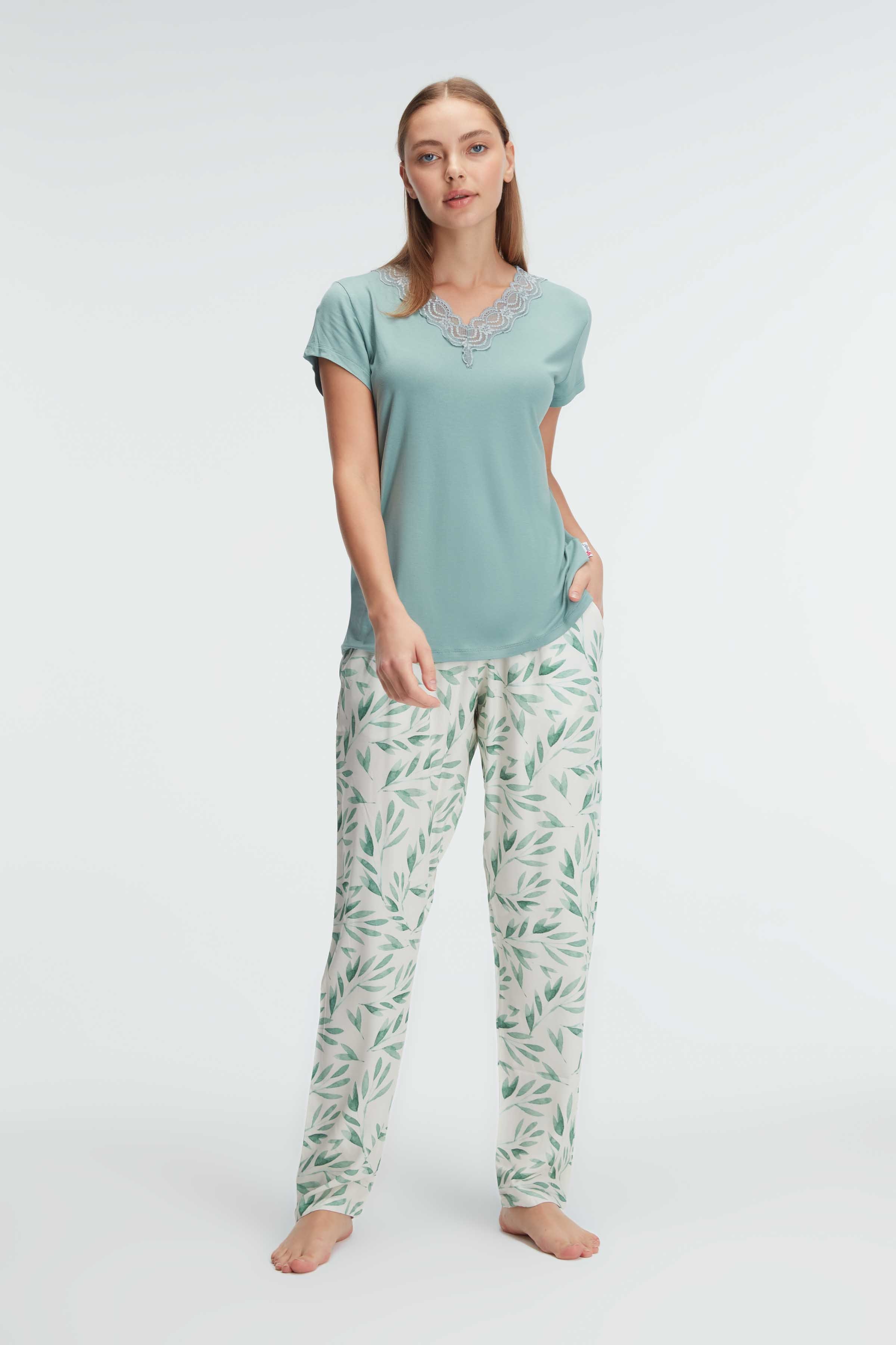 Ensemble pyjama, demi manches , col V, avec dentelle main variant image